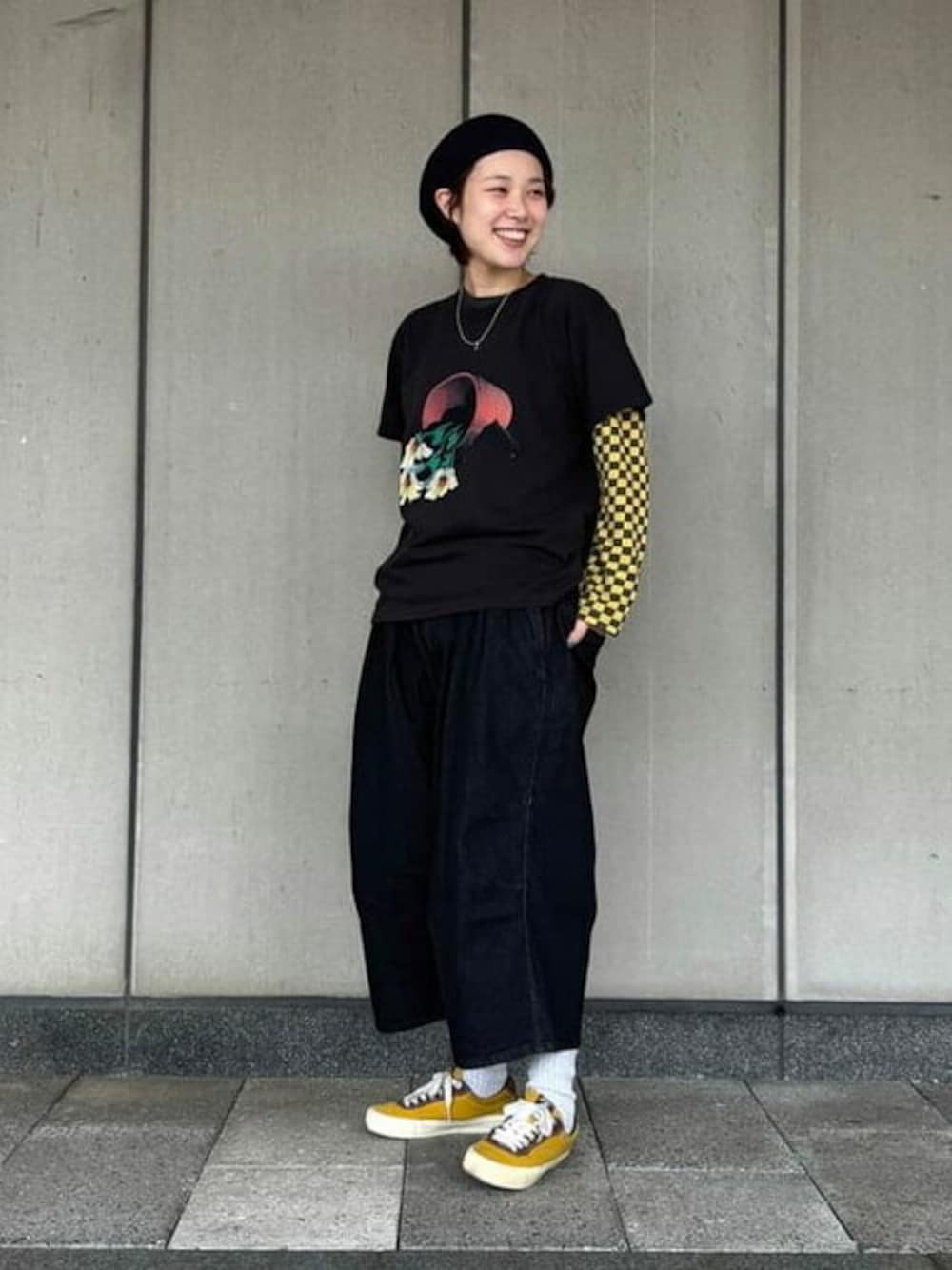 「デニム、ベレー帽、Tシャツ、メンズライク、リネン、GOOD ROCK SPEED、DeLaSoul」｜「GOOD ROCK SPEEDの【別注】GOOD ROCK SPEED / DELASOUL IS DEAD（Tシャツ/カットソー、ブラック系）」を使った、BEAMS Tさん（メンズ・165cm）の春コーディネートの1枚目の写真