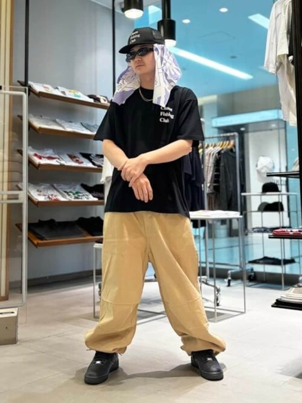 「スニーカー、ロゴT、NIKE、キャップ、ワイドパンツ、GRAMICCI、chaos fishing club」｜「Chaos Fishing ClubのChaos Fishing Club / The Original Fishing Girl T-Shirt S/S（Tシャツ/カットソー、ブラック系）」を使った、BEAMS Tさん（メンズ・170cm）の春コーディネートの1枚目の写真