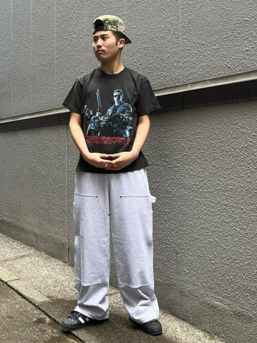 「スウェットパンツ、キャップ、Tシャツ、NEW ERA、映画、GOOD ROCK SPEED、ダブルニー」｜「GOOD ROCK SPEEDの【別注】GOOD ROCK SPEED / TERMINATOR 2 T-800（Tシャツ/カットソー、ブラック系）」を使った、BEAMS Tさん（メンズ・175cm）の春コーディネートの1枚目の写真