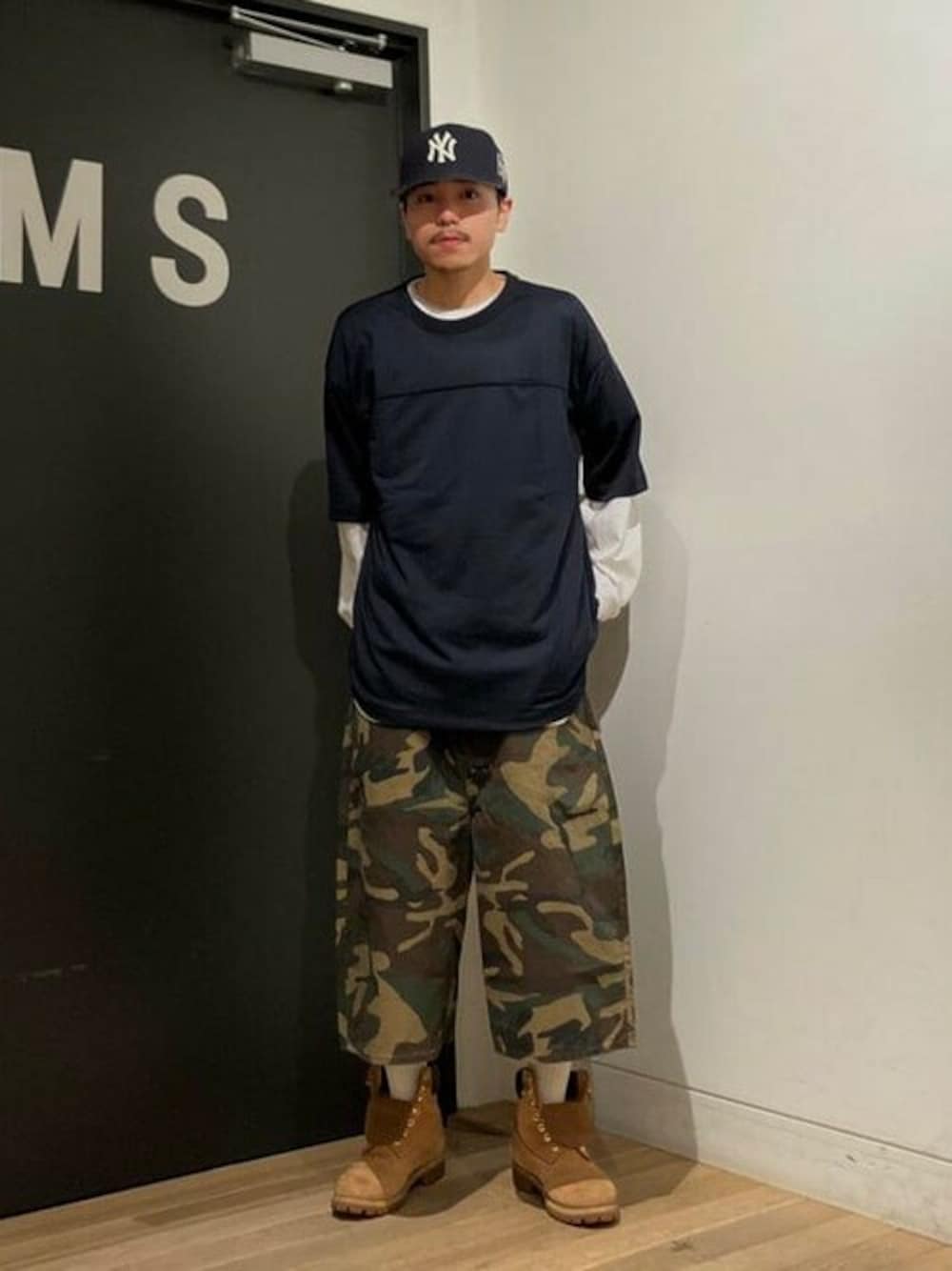「ビッグシルエット、カモフラ、キャップ、Tシャツ、ストリート、orslow、レイヤードスタイル、ロンT、フットボールTシャツ」｜「BEAMS TのBEAMS T / フットボール メッシュ Tシャツ（Tシャツ/カットソー、ブルー系）」を使った、BEAMS Tさん（メンズ・172cm）の春コーディネートの1枚目の写真