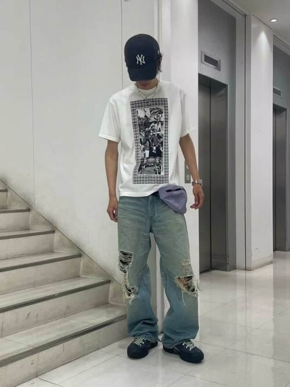 「デニム、キャップ、Tシャツ、LEE、ARC'TERYX、c.e、ダメージデニムパンツ、夏コーデ、グラフィックＴ」｜「C.EのC.E / VH PHREAKS T（Tシャツ/カットソー、ホワイト系）」を使った、BEAMS Tさん（メンズ・186cm）の夏コーディネートの1枚目の写真