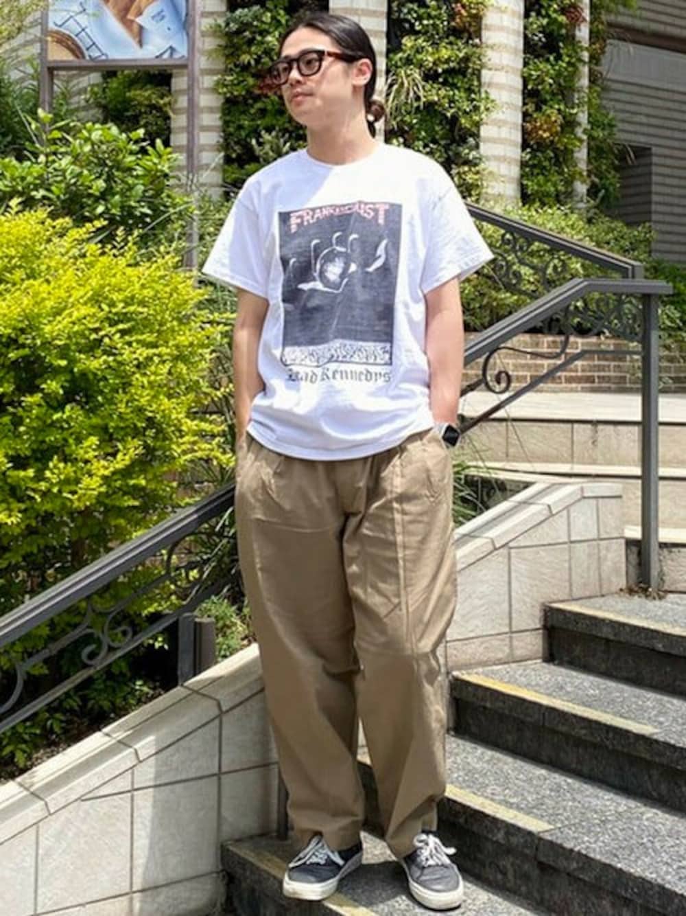 「Tシャツ、スラックス、シンプルコーデ、夏コーデ、白Tシャツ、wiffle」｜「wiffleのWiffle / DEAD KENNEDYS①（Tシャツ/カットソー、ホワイト系）」を使った、BEAMS Tさん（メンズ・174cm）の夏コーディネートの1枚目の写真