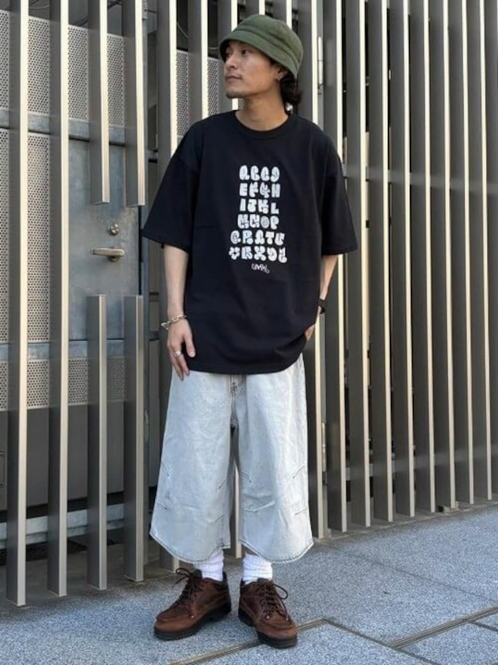 ブラック系のTシャツ/カットソー、ホワイト系のデニムパンツを着用したメンズの夏コーディネートの1枚目の写真