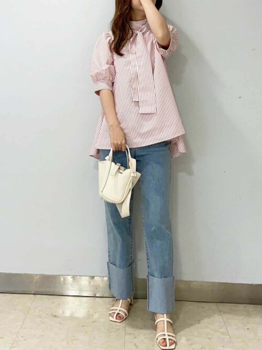 ピンク系のシャツ/ブラウス、ホワイト系のハンドバッグ、ホワイト系のサンダルを着用したレディースの夏コーディネートの1枚目の写真