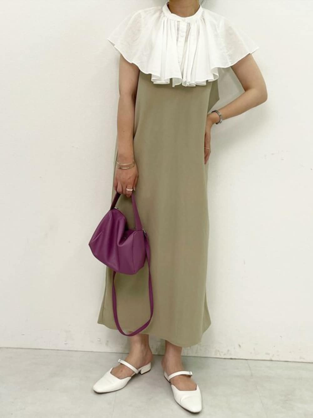 ホワイト系のシャツ/ブラウス、ベージュ系のワンピース、ホワイト系のパンプスを着用したレディースの夏コーディネートの1枚目の写真