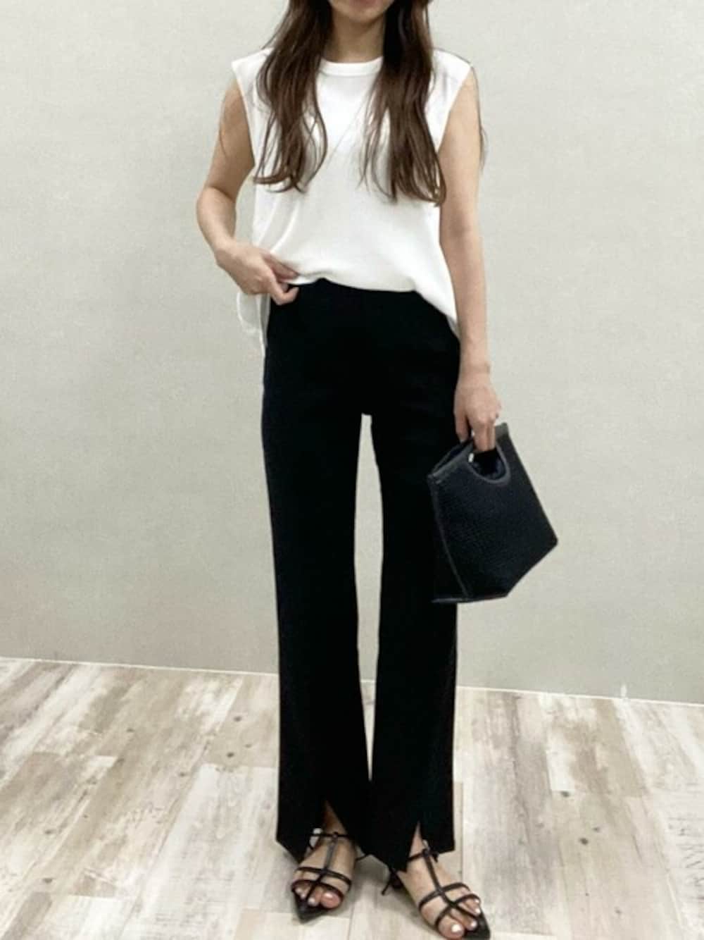 ホワイト系のTシャツ/カットソー、ブラック系のその他パンツ、ブラック系のサンダルを着用したレディースの夏コーディネートの1枚目の写真