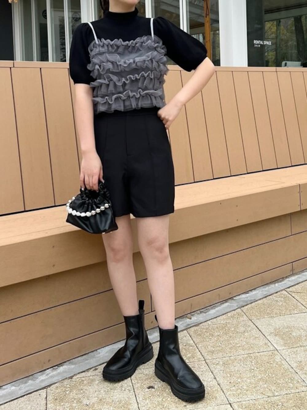 グレー系のキャミソール、ブラック系のその他パンツを着用したレディースの夏コーディネートの1枚目の写真