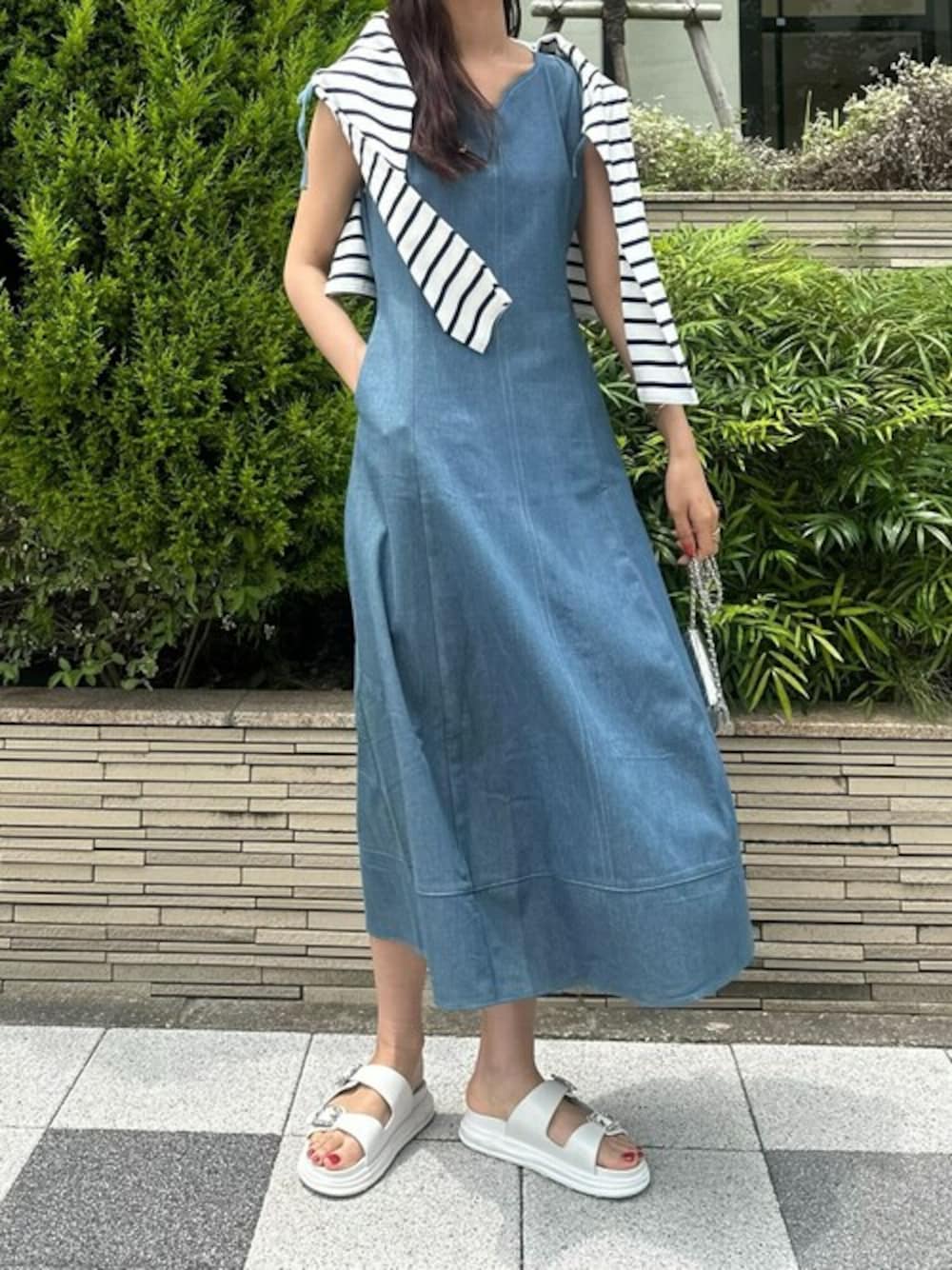 ブルー系のワンピース、ホワイト系のTシャツ/カットソーを着用したレディースの夏コーディネートの1枚目の写真