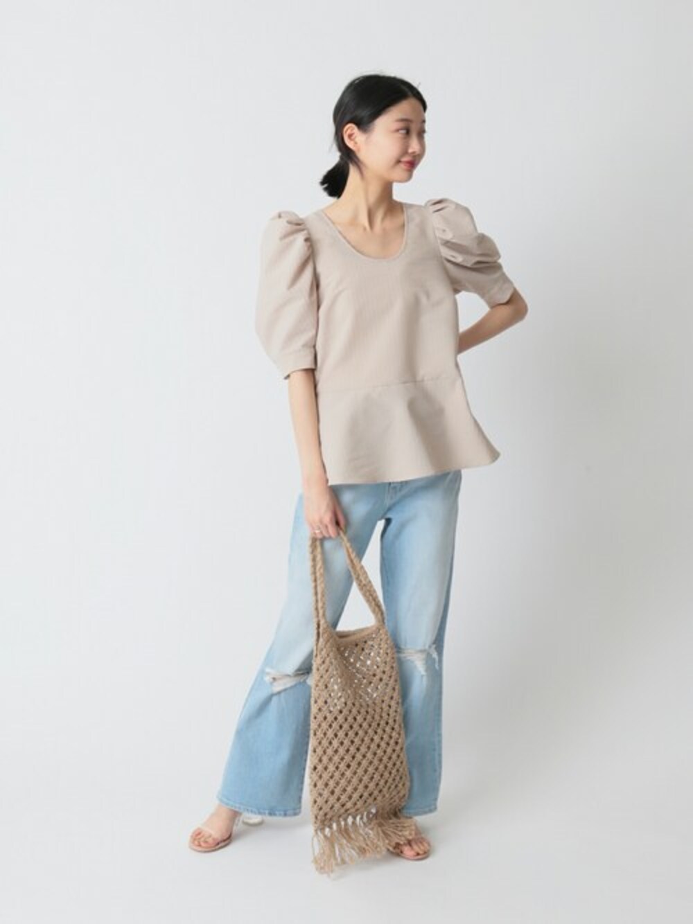 「デニム、ブラウス、サンダル、ダメージデニムパンツ、春コーデ、夏コーデ、パフスリーブ、ubyspickspan」｜「U by SPICK&SPANのパフスリーブストライプブラウス◆（シャツ/ブラウス、ベージュ系）」を使った、uaさん（レディース・163cm）の春コーディネートの1枚目の写真