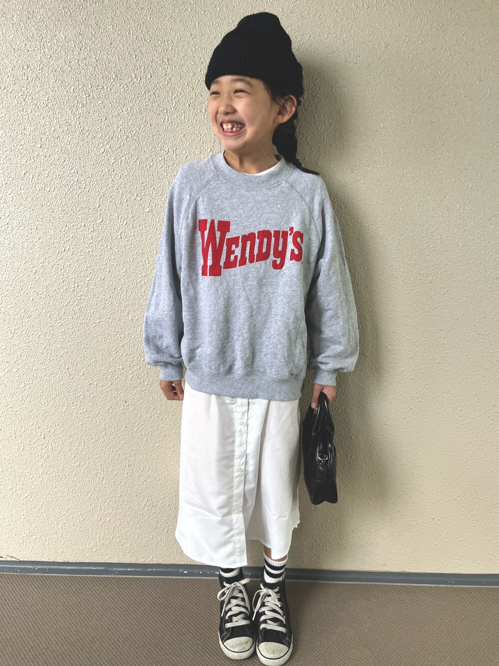 「休日スタイル、カジュアルコーデ、ロゴスウェット、ニット帽、コンバース、春服デビュー宣言、春コーデ、スウェット、ワンピース、ハイカットスニーカー、シンプルコーデ、レイヤードスタイル、シャツスタイル、ビッグシルエット、春服みてみて」｜「yieldの【PixyPlanet】Kids Plane Acrylic Watch （キッズ/子供用） RCL-1970K（ニットキャップ/ビーニー、ブラック系）」を使った、kapoさん（キッズ・120cm）の春コーディネートの1枚目の写真