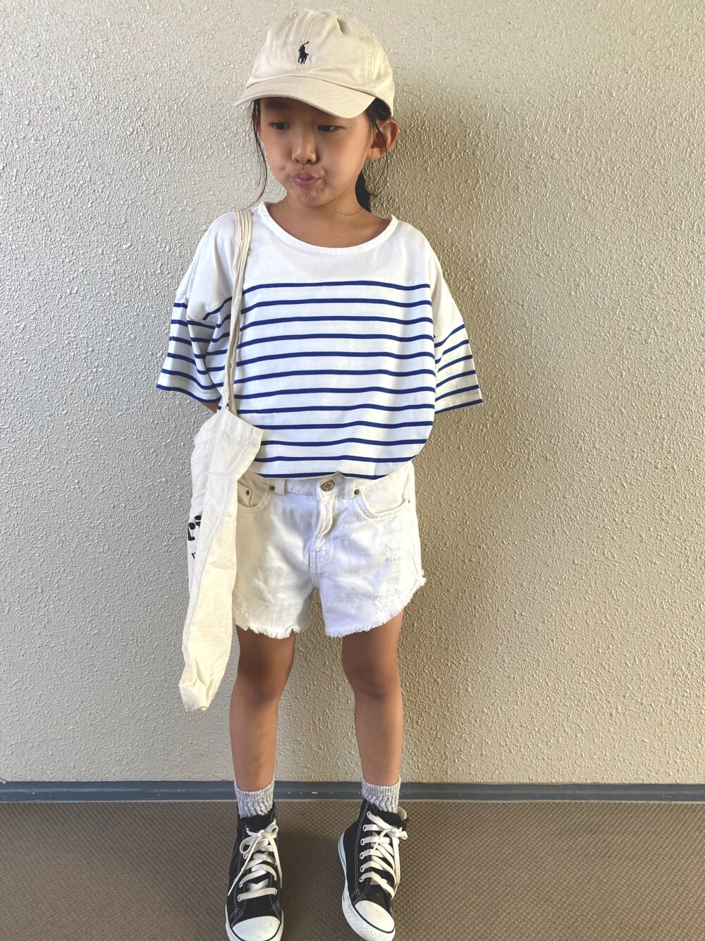 「夏コーデ、キャップ、ボーダー、夏だ！Tシャツ着よう！、ショートパンツ、トートバッグ、カジュアルコーデ、シンプルコーデ、休日スタイル、コンバース、ハイカットスニーカー、プチプラ、ホワイトコーデ、タックイン、GLOBAL WORK」｜「POLO RALPH LAURENのPOLO RALPH LAUREN ポロ ラルフローレン ストラップバック キャップ Cotton Classic Hat（キャップ、ベージュ系）」を使った、kapoさん（キッズ・120cm）の夏コーディネートの1枚目の写真