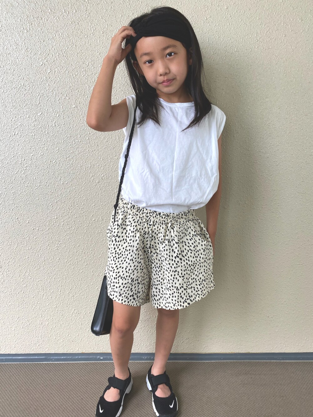 「モノトーン、NIKE、エアリフト、白Tシャツ、ショートパンツ、夏コーデ、カジュアルコーデ、休日スタイル、プチプラ、ノースリーブ」｜「VIBGYOR WomenのVIBGYOR Select/シンプルデザイン スエードタッチヘアバンド(TK)（ヘアバンド、ブラック系）」を使った、kapoさん（キッズ・120cm）の夏コーディネートの1枚目の写真