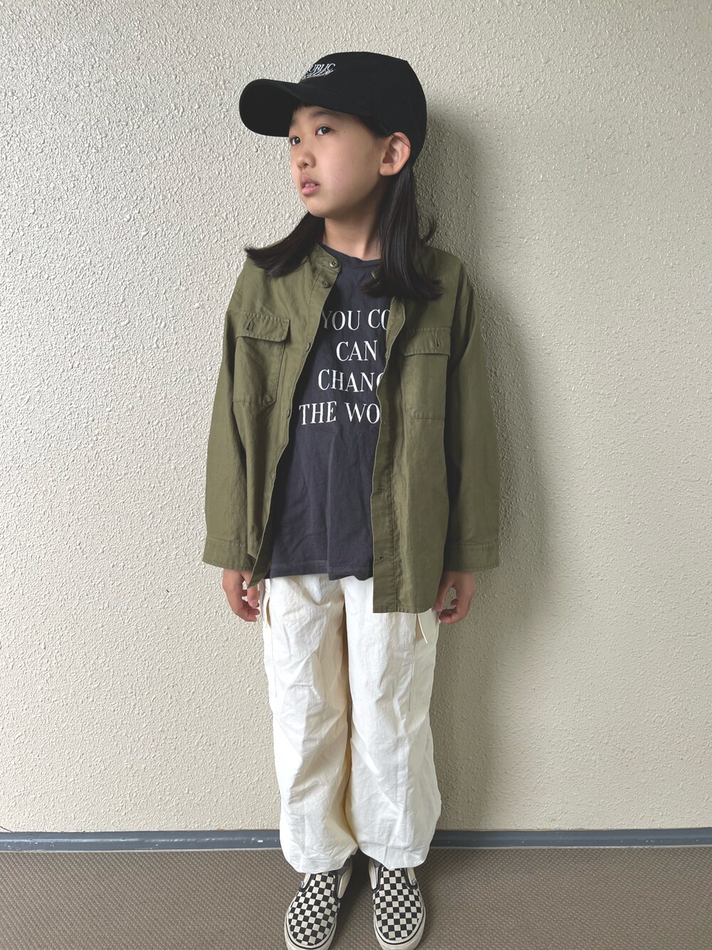 「カーゴパンツ、カジュアルコーデ、キャップ、休日スタイル、白パンツ、ロゴT、ミリタリー、スリッポン、春服みてみて、春コーデ、ストリート、モノトーン、モード、シンプルコーデ、チェック」｜「THE SHINZONEのTHE SHINZONE/シンゾーン　ギャラリー　キャップ　GALLERY CAP 23SMSIT02（キャップ、ブラック系）」を使った、kapoさん（キッズ・120cm）の春コーディネートの1枚目の写真