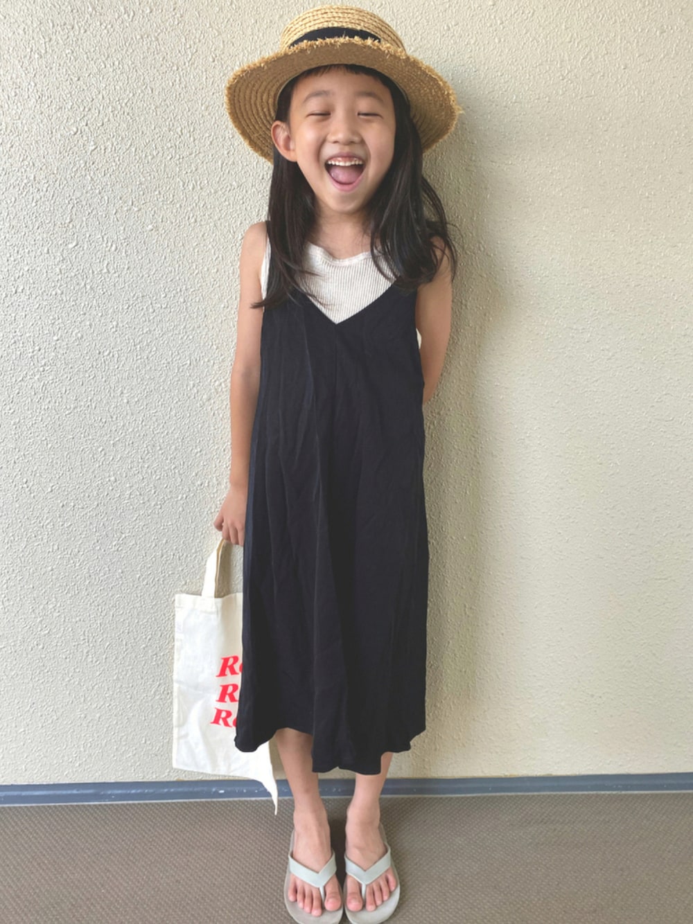 「夏コーデ、キャミワンピ、ロングワンピース、麦わら帽子、ノースリーブ、サンダル、ビーチサンダル、プチプラ、韓国子供服、シンプルコーデ、休日スタイル、モノトーン、ワンピース、カジュアルコーデ」｜「ZARA KIDSのアイテム（ハット、ベージュ系）」を使った、kapoさん（キッズ・120cm）の夏コーディネートの1枚目の写真