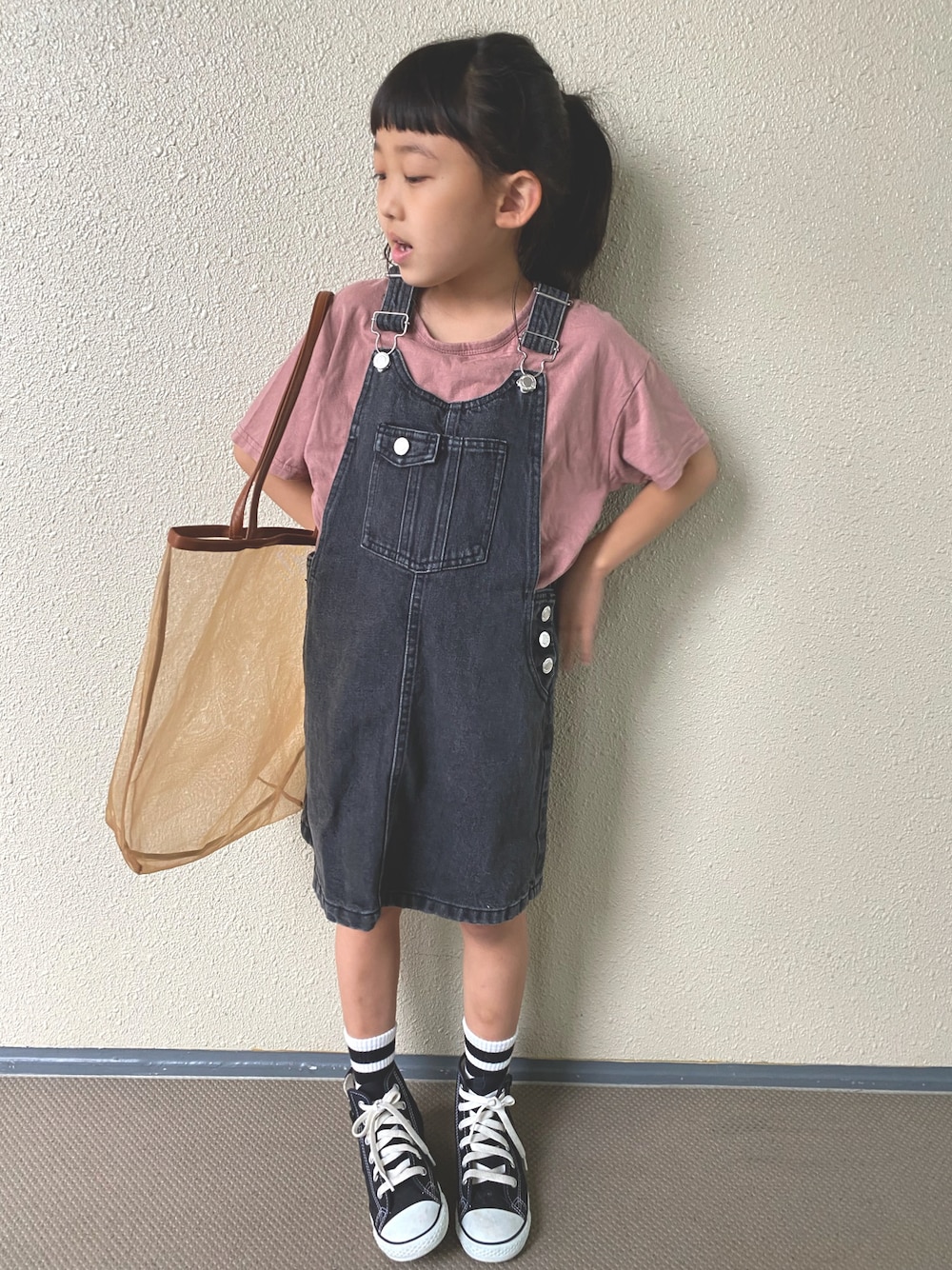 「夏コーデ、ジャンパースカート、カジュアルコーデ、コンバース、ハイカットスニーカー、スニーカーコーデ、韓国子供服、ZARA、トートバッグ、お散歩コーデ」｜「koreaのアイテム（Tシャツ/カットソー、ピンク系）」を使った、kapoさん（キッズ・120cm）の夏コーディネートの1枚目の写真