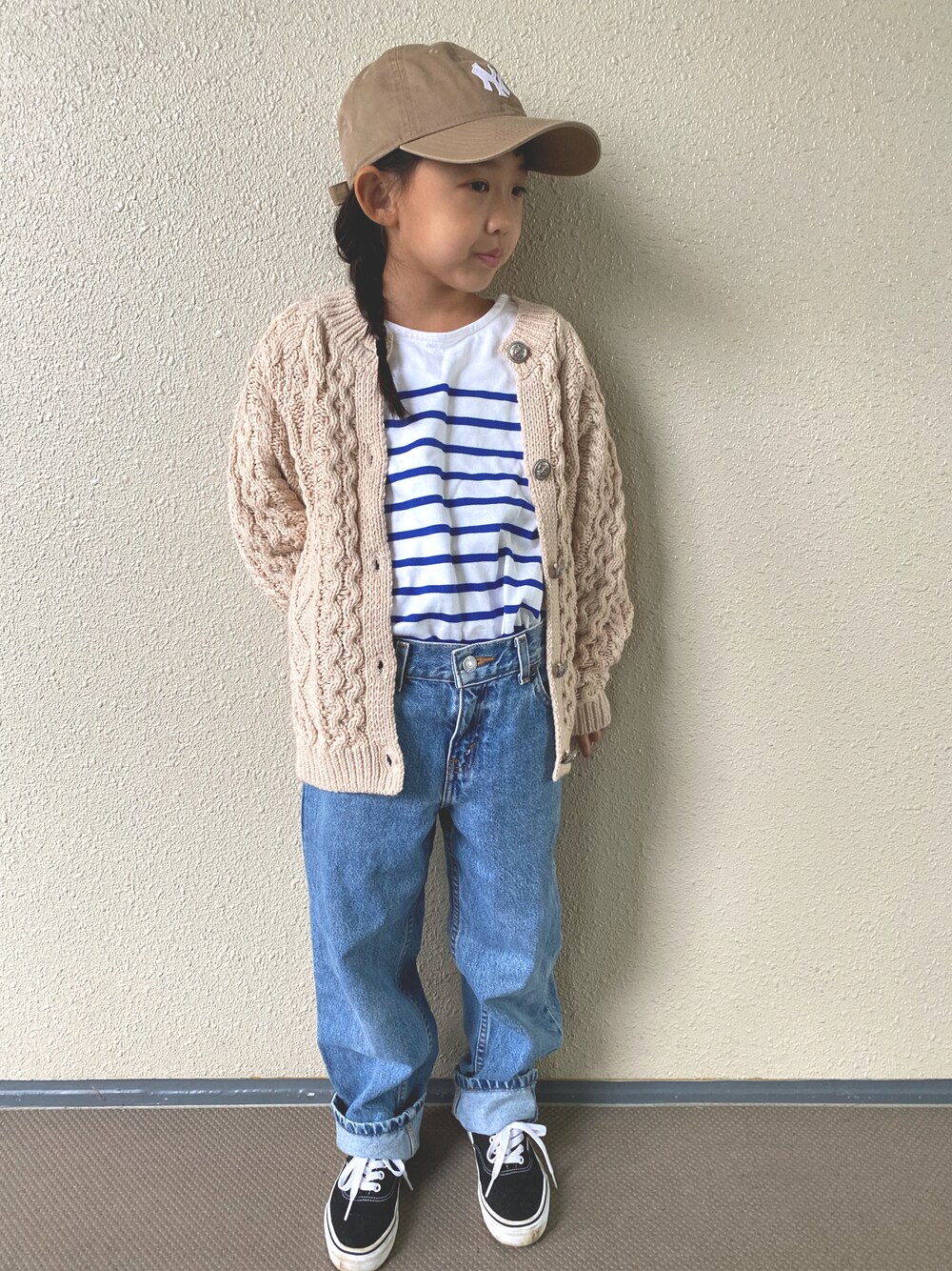 「カーディガン、ボーダー、キャップ、ケーブルニット、デニムパンツ、古着MIX、タックイン、カジュアルコーデ、秋コーデ、リーバイス、スニーカー、VANS、シンプルコーデ」｜「BEAMS BOYのNEW ERA × BEAMS BOY / ニューヨークヤンキース キャップ（キャップ、グリーン系）」を使った、kapoさん（キッズ・120cm）の秋コーディネートの1枚目の写真