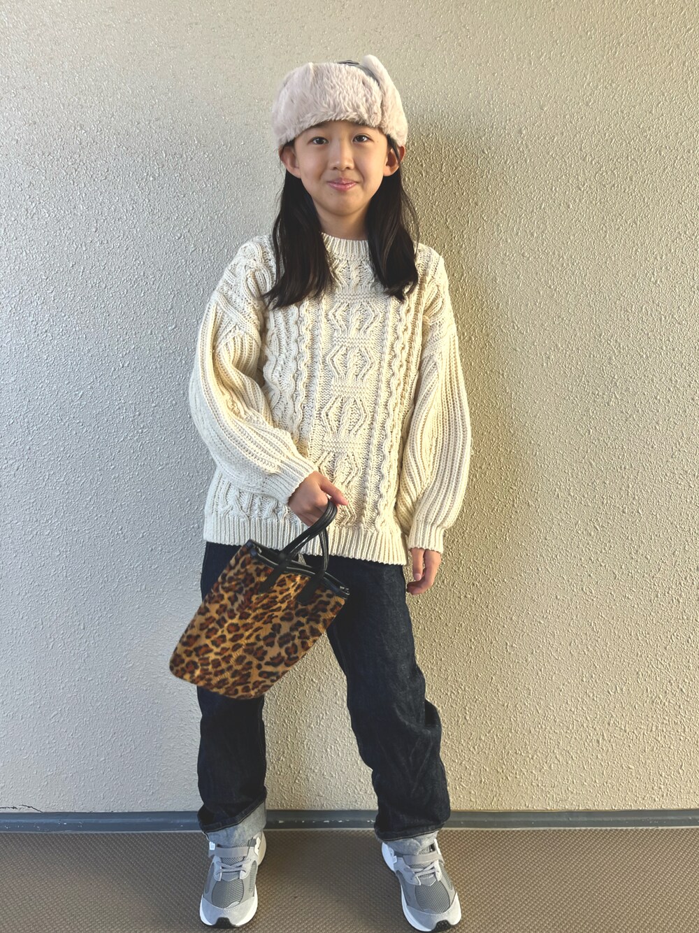 「シンプルコーデ、ニット、スニーカー、ケーブルニット、フライトキャップ、韓国子供服、デニム、デニムパンツ、マイベストコーデ2023、お出かけコーデ、レオパード、カジュアルコーデ、冬コーデ、休日スタイル、ニューバランス」｜「CIAOPANIC TYPYの【KIDS】フライトキャップ（キャップ、ベージュ系）」を使った、kapoさん（キッズ・120cm）の冬コーディネートの1枚目の写真