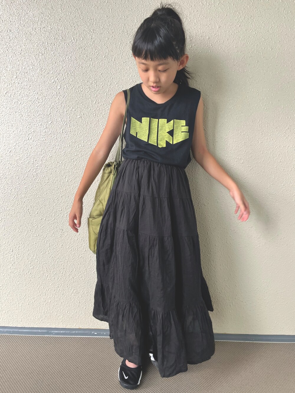 「アツいコーデ全部見せ、夏コーデ、ロングスカート、エアリフト、NIKE、ショルダーバッグ、モノトーン、プチプラ、カジュアル、カジュアルコーデ」｜「coca（coca）のキッズ 親子お揃い無地ティアードスカート（スカート、ブラック系）」を使った、kapoさん（キッズ・120cm）の夏コーディネートの1枚目の写真