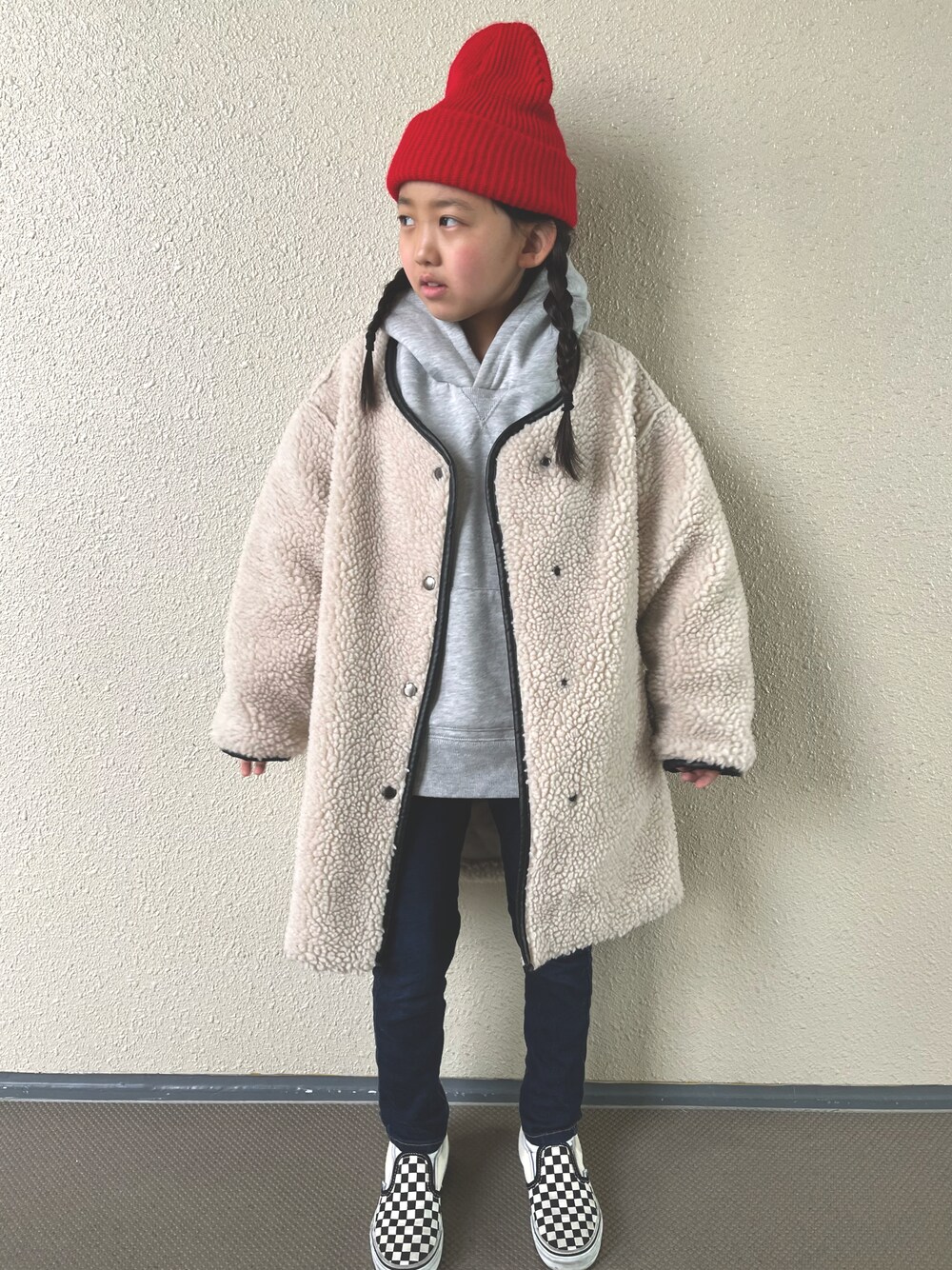 「冬コーデ、あったかコーデ、休日スタイル、ボアジャケット、パーカー、デニムパンツ、スリッポン、ニット帽、紅白コーデ、カジュアルコーデ、レイヤードスタイル、コート、ビッグシルエット、チェック、シンプルコーデ」｜「HOUSTONの【HOUSTON SELECT】ニットキャップ MADE IN USA（ニットキャップ/ビーニー、レッド系）」を使った、kapoさん（キッズ・120cm）の冬コーディネートの1枚目の写真