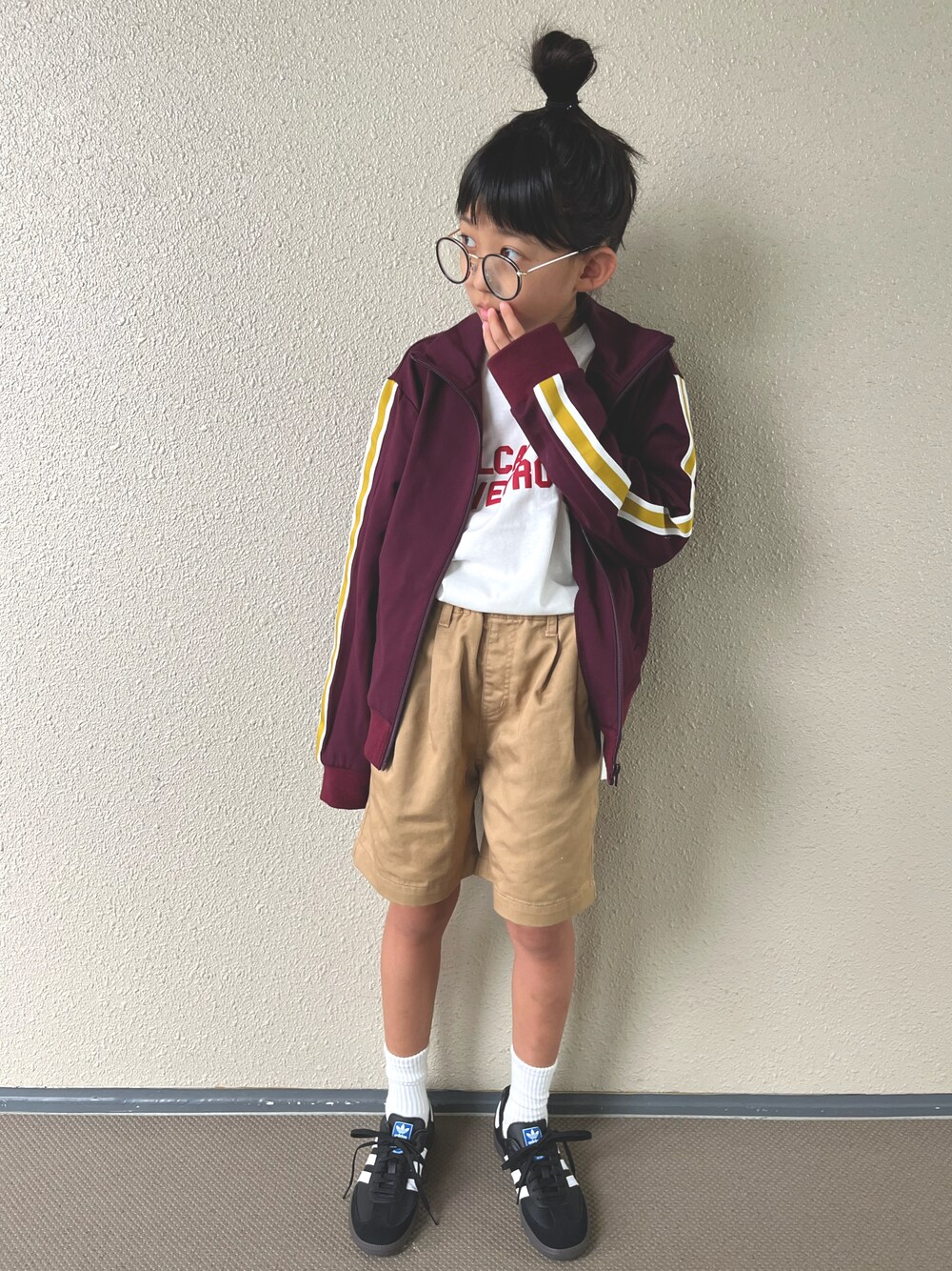「秋服まるっと大公開、ジャケットスタイル、ジャージ、めがね、休日スタイル、ロンT、秋コーデ、お出かけコーデ、スポーツミックス、アウトドアスタイル、チノパン、ロゴT、カジュアルコーデ、ベージュ、ハーフパンツ」｜「LOWRYS FARMのオリジナルロゴプリントＴシャツロングスリーブ　966709（Tシャツ/カットソー、ホワイト系）」を使った、kapoさん（キッズ・120cm）の秋コーディネートの1枚目の写真