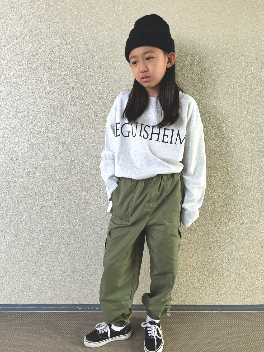 「秋服準備はじめました、ニット帽、カジュアル、カーゴパンツ、タックイン、ロゴT、スニーカー、カラー×コーデ、ストリート、シンプルコーデ、秋コーデ、休日スタイル、カジュアルコーデ」｜「yieldの【PixyPlanet】Kids Plane Acrylic Watch （キッズ/子供用） RCL-1970K（ニットキャップ/ビーニー、ブラック系）」を使った、kapoさん（キッズ・120cm）の秋コーディネートの1枚目の写真
