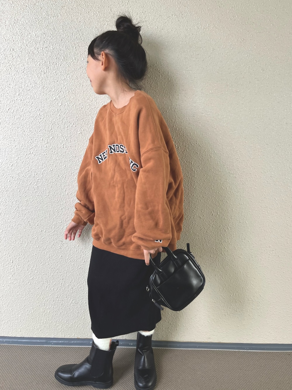 「ファッションを楽しもう、スカート、スウェット、ロゴスウェット、ブラウン、ブーツ、韓国子供服、オーバーサイズ、秋冬コーデ、カジュアルコーデ、冬コーデ、休日スタイル、ビッグシルエット、お出かけコーデ、シンプルコーデ」｜「monmimiのアイテム（スウェット、その他）」を使った、kapoさん（キッズ・120cm）の秋コーディネートの1枚目の写真