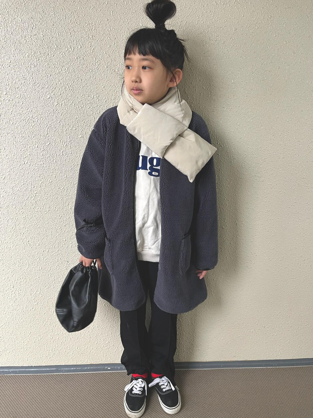 「カジュアルコーデ、コート、休日スタイル、スニーカー、ロゴスウェット、スウェット、韓国子供服、巾着バッグ、シンプルコーデ、カラーソックス、マフラー、マフラーぐるぐる、モノトーン、冬コーデ、あったかコーデ」｜「monmimiのアイテム（スウェット、ホワイト系）」を使った、kapoさん（キッズ・120cm）の冬コーディネートの1枚目の写真