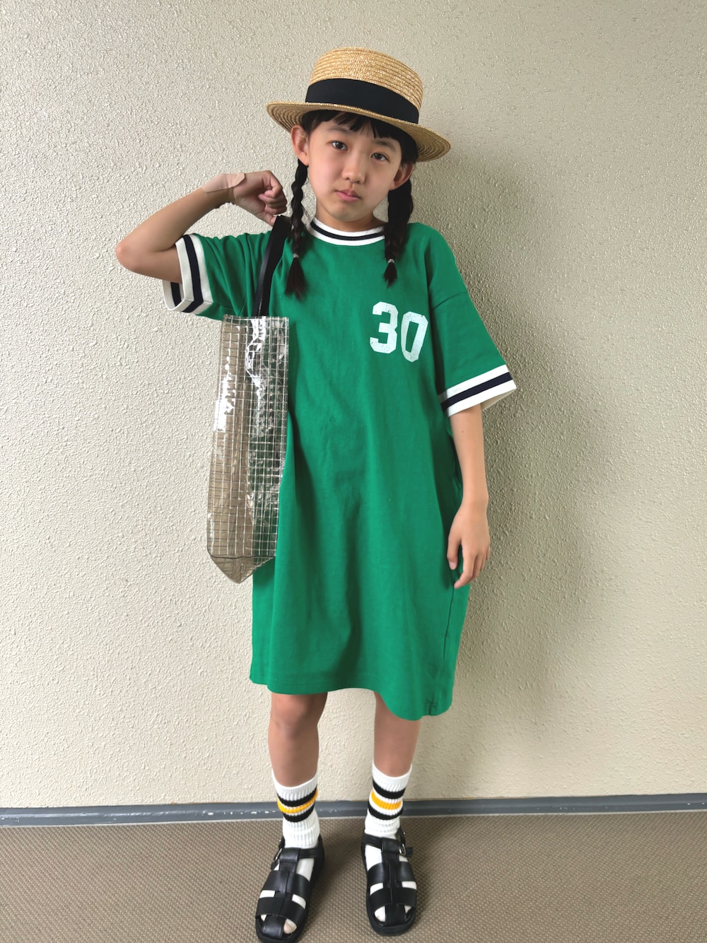 「シンプルコーデ、麦わら帽子、ワンピース、クリアバッグ、休日スタイル、夏コーデ、カジュアルコーデ、トートバッグ、お出かけコーデ、デートコーデ、春夏コーデ、グルカサンダル、グリーン、アウトドアスタイル」｜「yieldの【PixyPlanet】Kids Straw Kankan（キッズ/子供用） KCX-H90977（ハット、ブラック系）」を使った、kapoさん（キッズ・120cm）の春コーディネートの1枚目の写真
