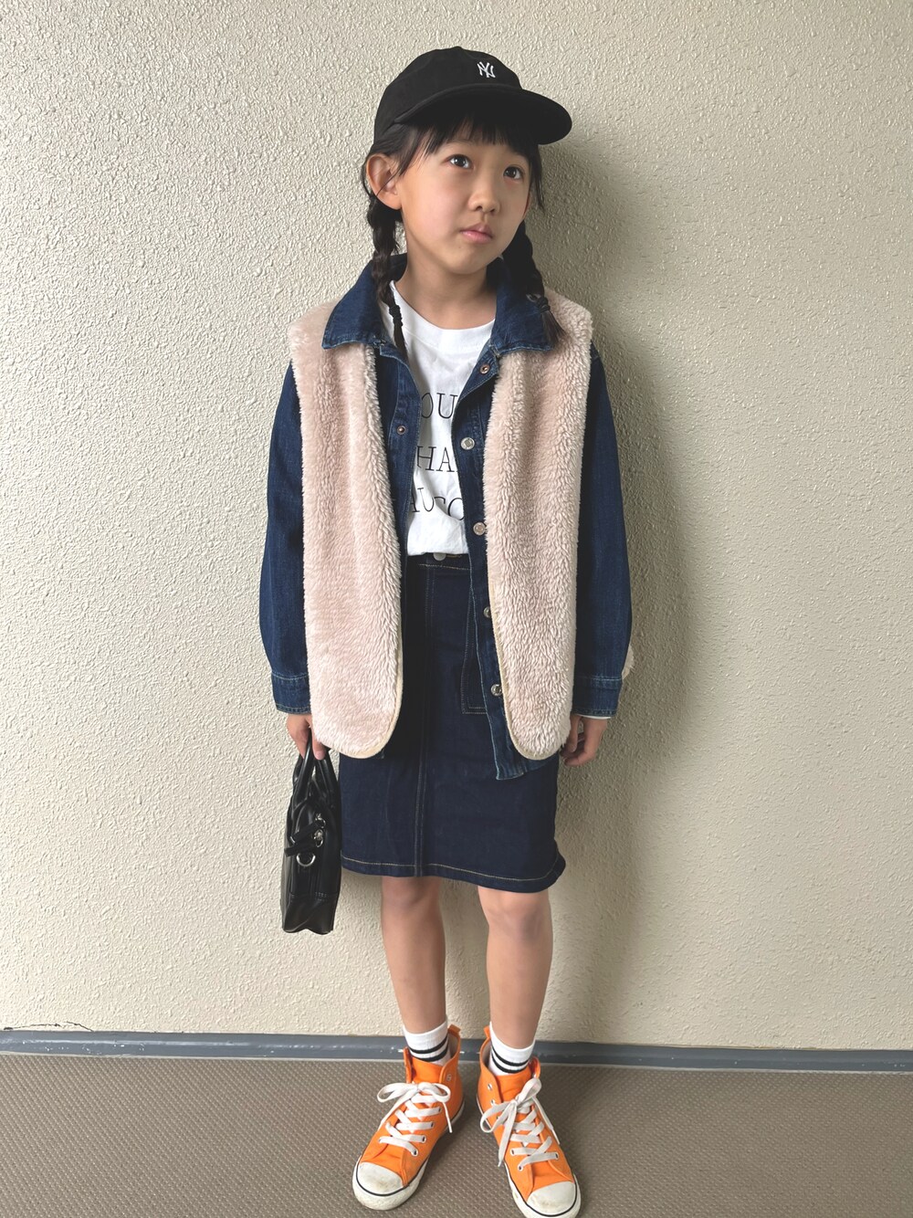 「春服デビュー宣言、カジュアルコーデ、デニムジャケット、キャップ、ベスト、タックイン、ロゴT、レイヤードスタイル、春コーデ、春服みてみて、セットアップ、春アウター、休日スタイル、コンバース、スニーカー」｜「NEW ERAのニューエラ キッズ キャップ 9TWENTY PACKABLE MLB ニューヨークヤンキース NEW ERA YOUTH（キャップ、ブラック系）」を使った、kapoさん（キッズ・120cm）の春コーディネートの1枚目の写真