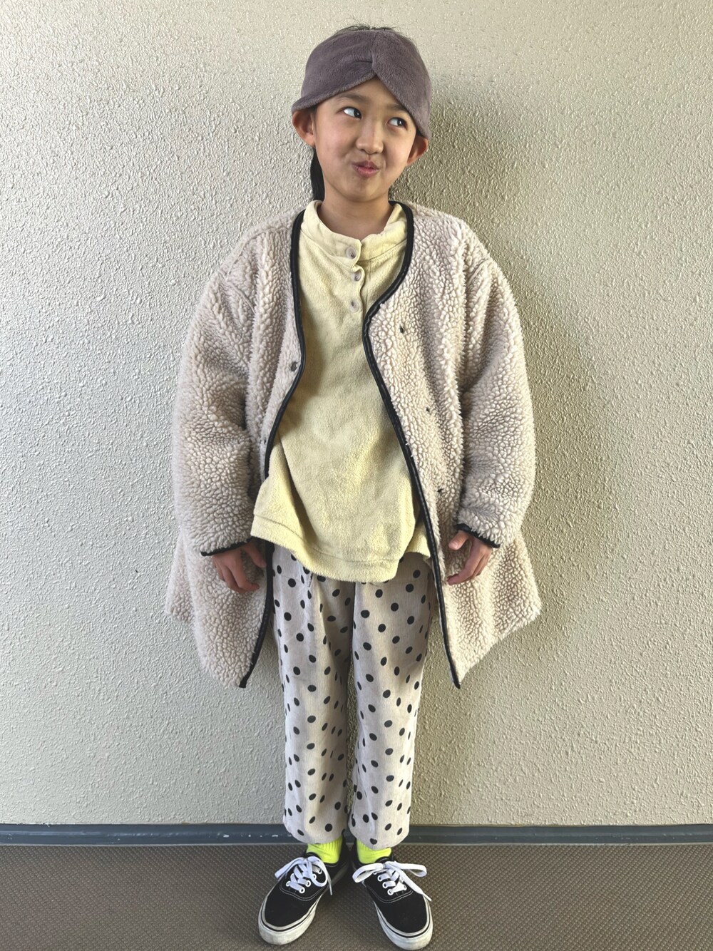 「スニーカー、ドット、淡色コーデ、ヘアバンド、韓国子供服、コート、休日スタイル、ビビットカラー、カラーソックス、ビッグシルエット、ゆるコーデ、オーバーサイズ、カジュアルコーデ、シンプルコーデ、ボア」｜「Three Four Timeのスムースエコファーターバン（ヘアバンド、グレー系）」を使った、kapoさん（キッズ・120cm）の冬コーディネートの1枚目の写真