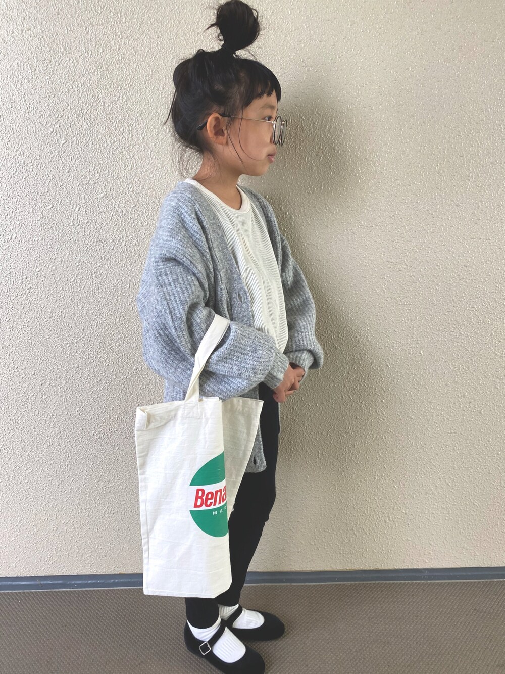 「カーディガン、トートバッグ、ビッグシルエット、グレー、めがね、ZARA、冬コーデ、バレエシューズ、タックイン、シンプルコーデ、カジュアルコーデ、黒スキニー、ゆるコーデ、秋コーデ、ボリューム袖」｜「Life Support ProductsのワッフルロンT（L-6801/80～150cm）（Tシャツ/カットソー、ホワイト系）」を使った、kapoさん（キッズ・120cm）の秋コーディネートの1枚目の写真