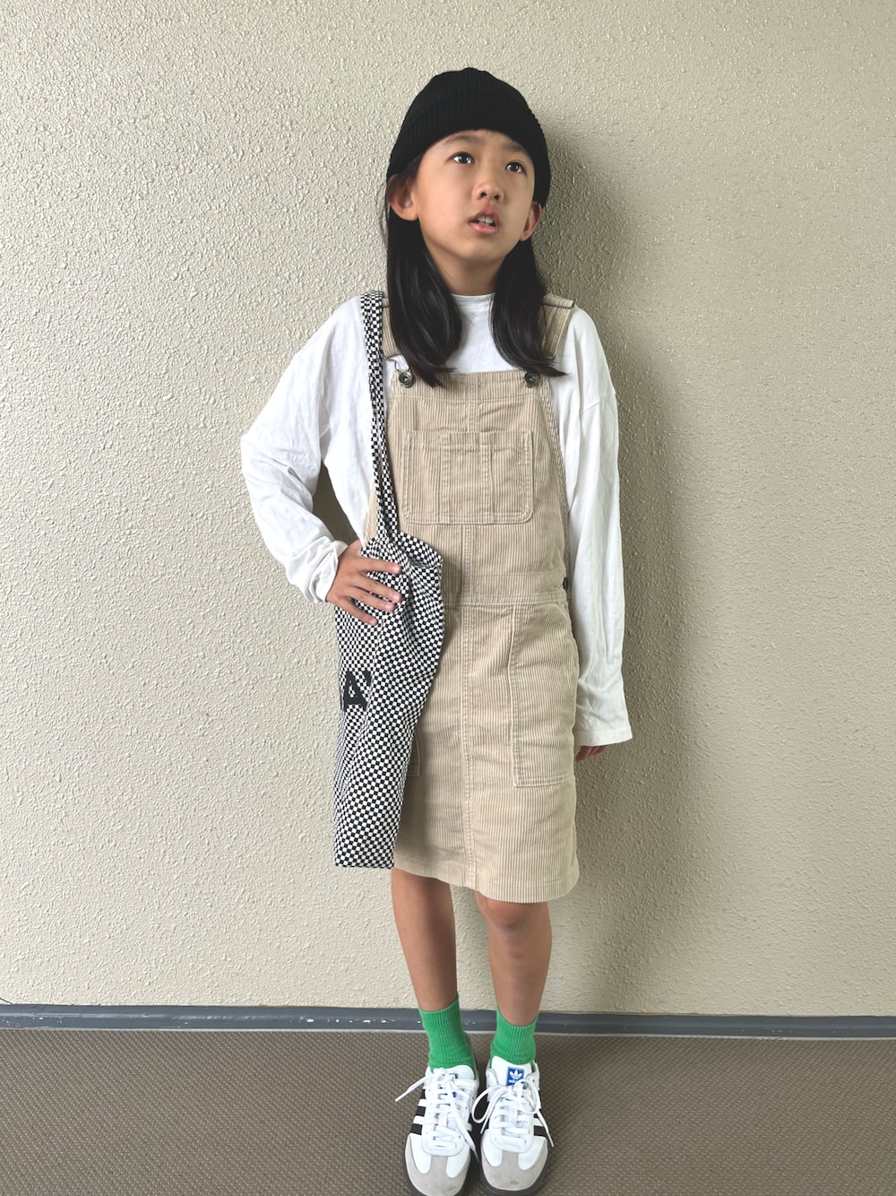 「ファッションを楽しもう、ニット帽、ロンT、ジャンパースカート、コーデュロイ、韓国子供服、プチプラ、UNIQLO、スニーカー、トートバッグ、シンプルコーデ、淡色コーデ、カジュアルコーデ、お出かけコーデ」｜「Jelly mooの【 Jelly moo / ジェリームー 】 リブニット ビーニー #（ニットキャップ/ビーニー、ブラック系）」を使った、kapoさん（キッズ・120cm）の秋コーディネートの1枚目の写真