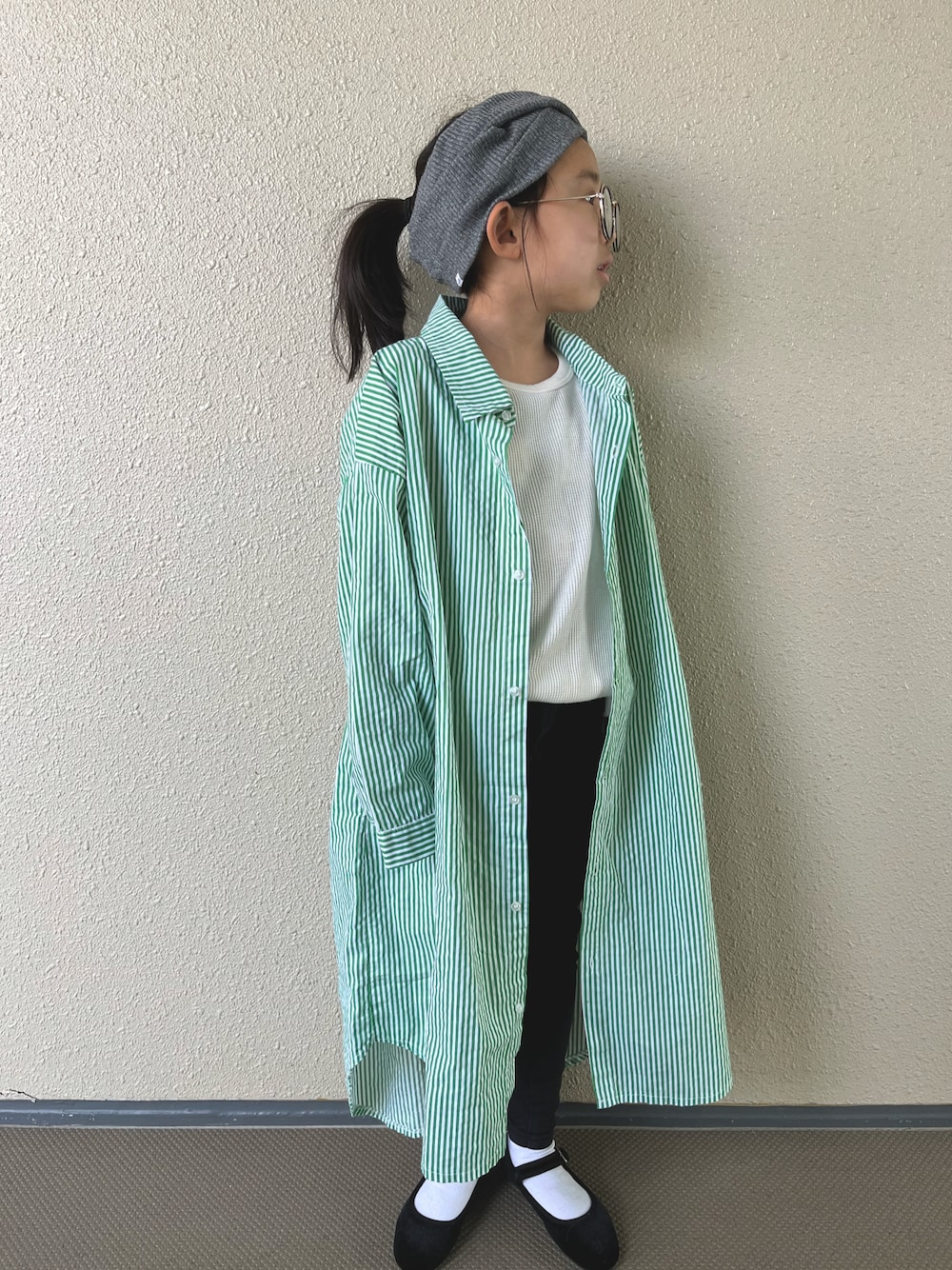 「春服みてみて、シャツスタイル、グリーン、ストライプ、ヘアバンド、めがね、黒スキニー、春コーデ、タックイン、バレエシューズ、カジュアルコーデ、韓国子供服、シンプルコーデ、休日スタイル」｜「BEAMS BOYのBEAMS BOY / リブヘアバンド（ヘアバンド、グレー系）」を使った、kapoさん（キッズ・120cm）の春コーディネートの1枚目の写真