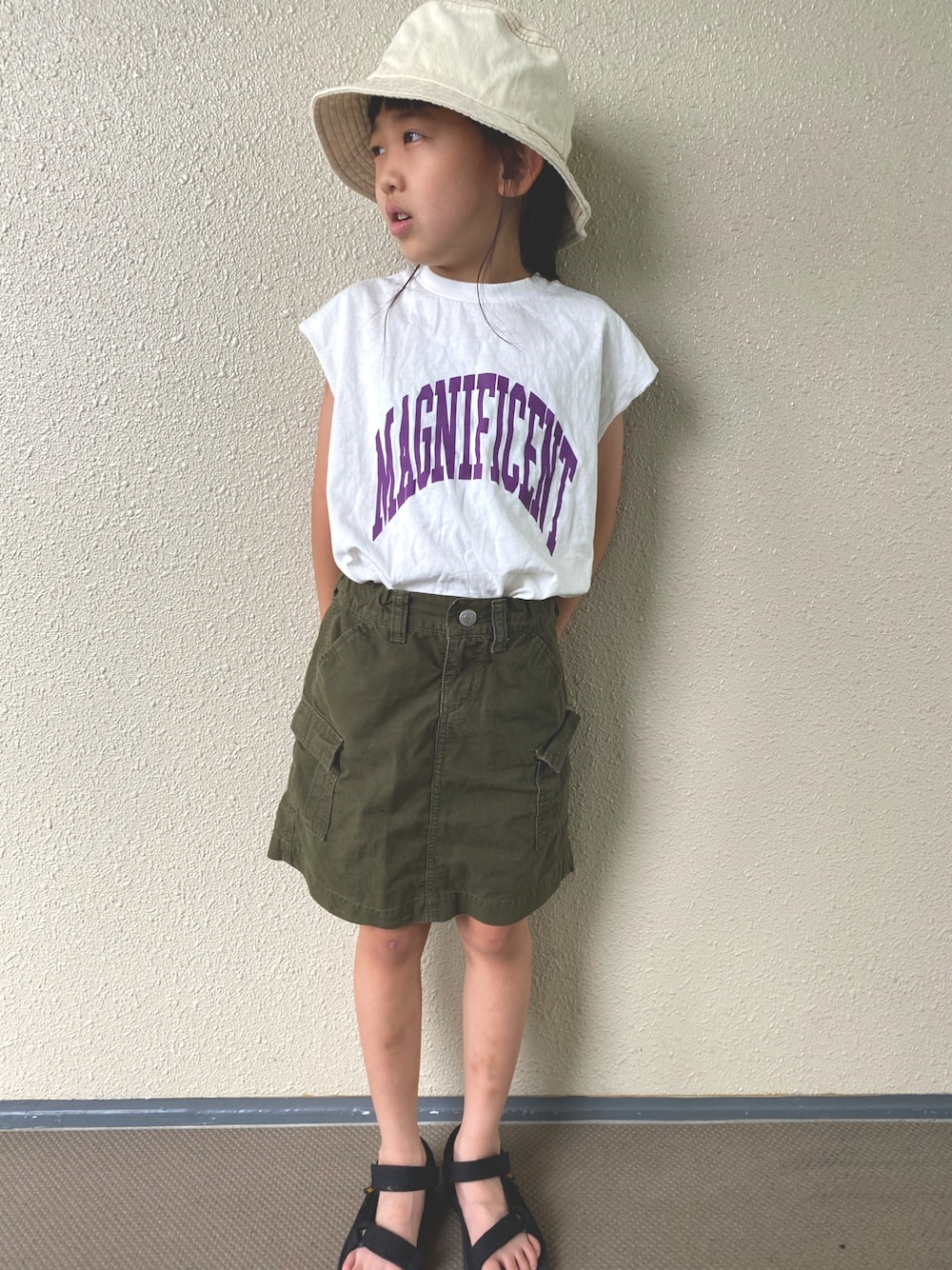 「バケットハット、スカート、ロゴT、スポーツサンダル、サンダル、夏コーデ、カジュアルコーデ、白Tシャツ、お散歩コーデ、シンプルコーデ」｜「ZARA KIDSのアイテム（ハット、ホワイト系）」を使った、kapoさん（キッズ・120cm）の夏コーディネートの1枚目の写真