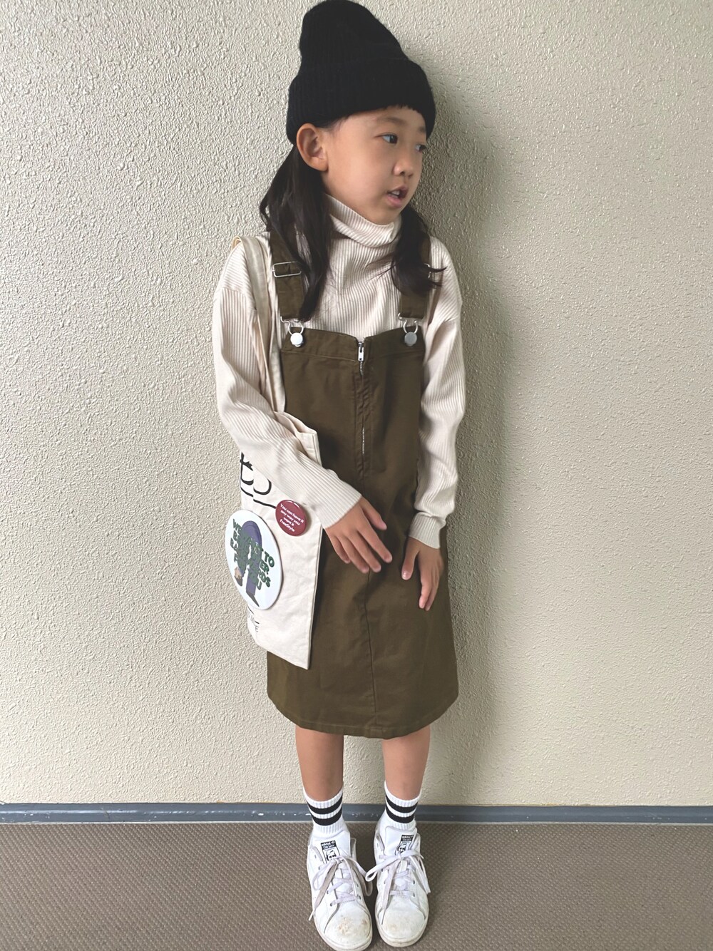 「トートバッグ、ニット帽、サロペット、タートルネック、カーキ、ジャンパースカート、白スニーカー、韓国子供服、スタンスミス、シンプルコーデ、カジュアルコーデ、秋コーデ」｜「COMECHATTO&CLOSETのARTEX WATCH CAP（ニットキャップ/ビーニー、ブラック系）」を使った、kapoさん（キッズ・120cm）の秋コーディネートの1枚目の写真