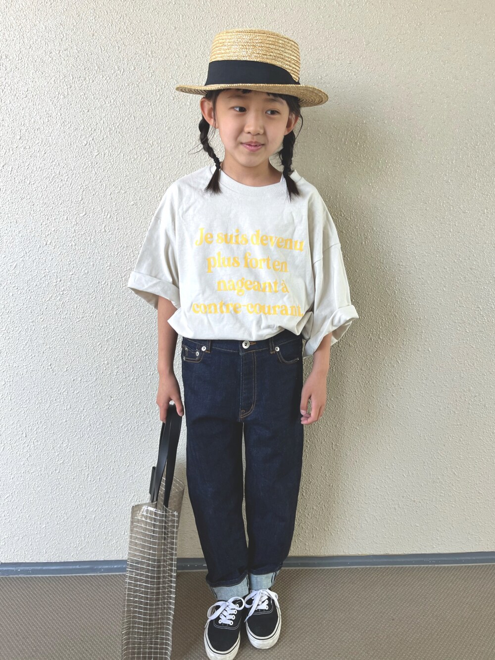 「休日スタイル、麦わら帽子、シンプルコーデ、タックイン、デニムパンツ、クリアバッグ、ロゴT、カジュアルコーデ、カラー×コーデ、イエロー、ビッグシルエット、プチプラ、トートバッグ、スニーカー、VANS」｜「yieldの【PixyPlanet】Kids Straw Kankan（キッズ/子供用） KCX-H90977（ハット、ブラック系）」を使った、kapoさん（キッズ・120cm）の春コーディネートの1枚目の写真