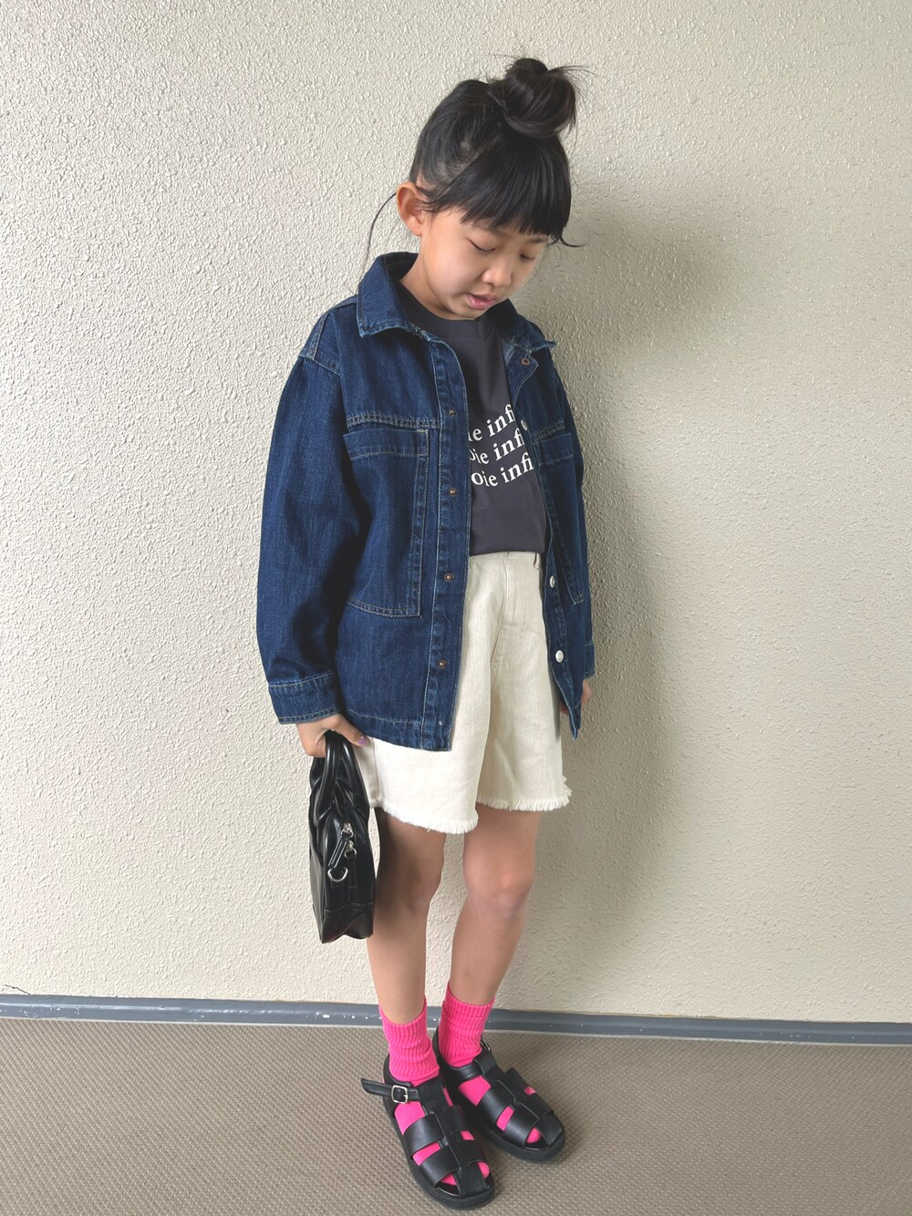 「春服みてみて、春コーデ、デニムジャケット、ロゴT、シンプルコーデ、ショートパンツ、タックイン、カジュアルコーデ、ビビッドカラー、サンダル、春夏コーデ、カラーソックス、休日スタイル、ピンク、ビッグシルエット」｜「LOWRYS FARMのＵＳＡプリントＴシャツ　191122（Tシャツ/カットソー、グレー系）」を使った、kapoさん（キッズ・120cm）の春コーディネートの1枚目の写真