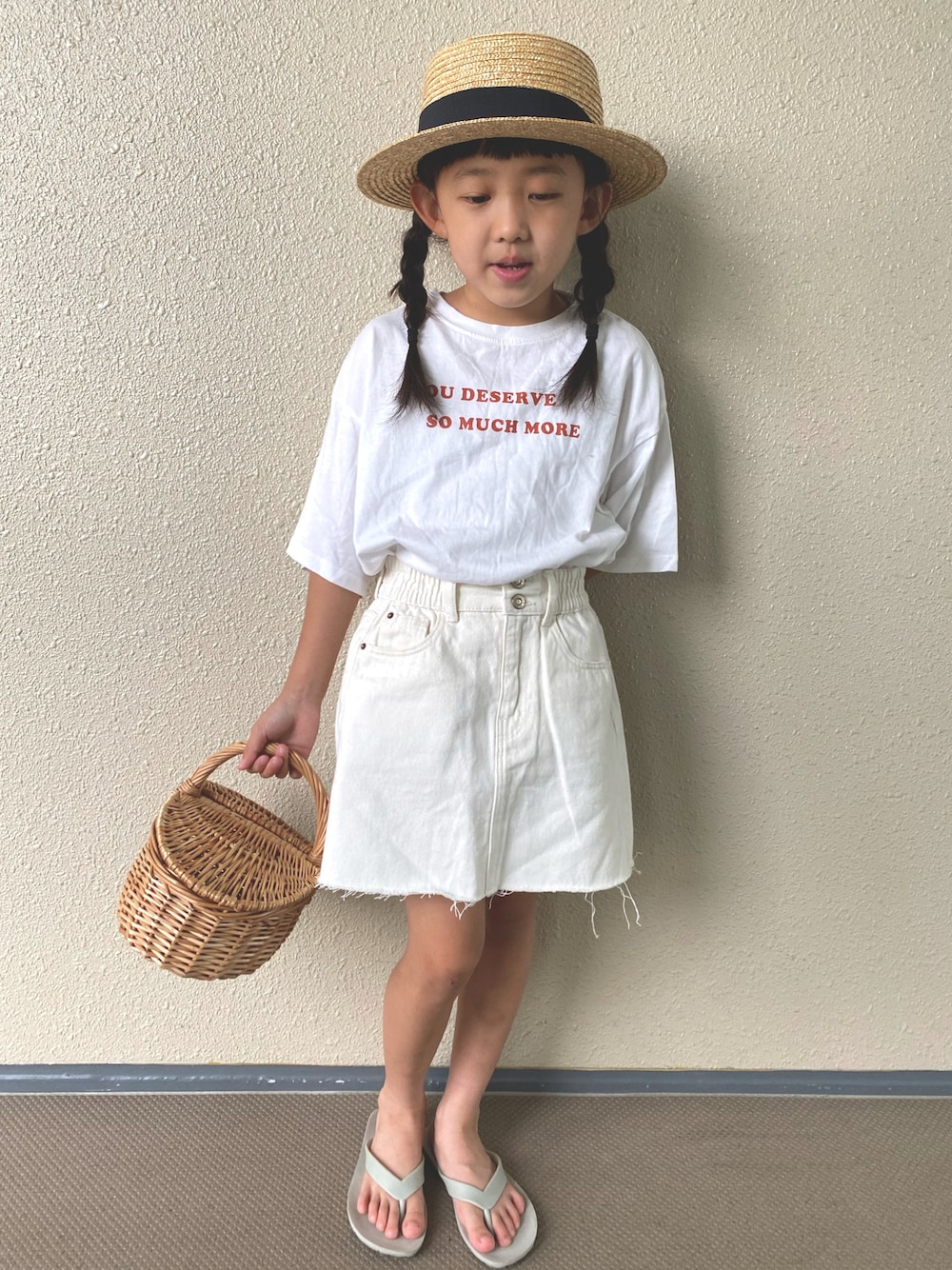 「カンカン帽、ホワイトコーデ、ロゴT、かごバッグ、スカート、白Tシャツ、ビーチサンダル、夏コーデ、シンプルコーデ、タックイン」｜「yieldの【PixyPlanet】Kids Straw Kankan（キッズ/子供用） KCX-H90977（ハット、ブラック系）」を使った、kapoさん（キッズ・120cm）の夏コーディネートの1枚目の写真