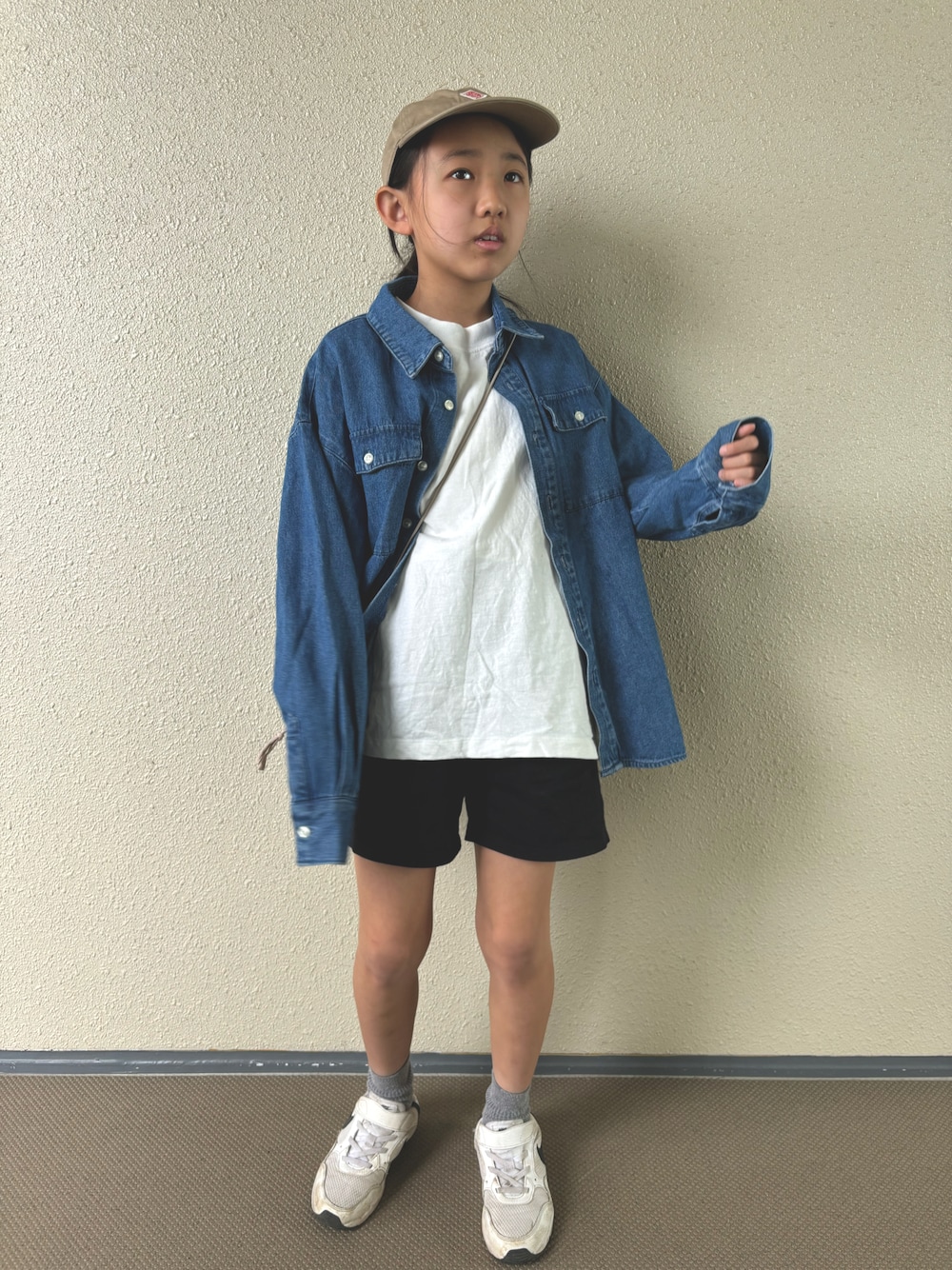 ホワイト系のTシャツ/カットソー、ブルー系のシャツ/ブラウス、ブラック系のその他パンツを着用したキッズの春コーディネートの1枚目の写真