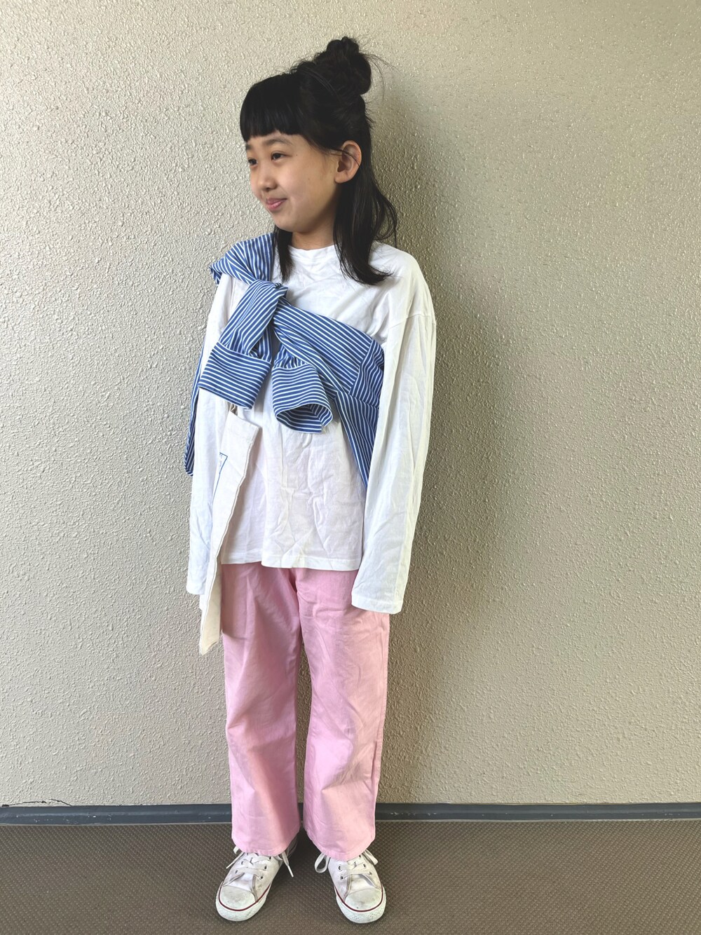 「シャツスタイル、ロンT、韓国子供服、ピンク、ワイドパンツ、春コーデ、カジュアルコーデ、ストライプ、白スニーカー、コンバース、シンプルコーデ、カラーパンツ、トートバッグ、休日スタイル、たすき掛け」｜「monmimiのアイテム（Tシャツ/カットソー、ホワイト系）」を使った、kapoさん（キッズ・120cm）の春コーディネートの1枚目の写真
