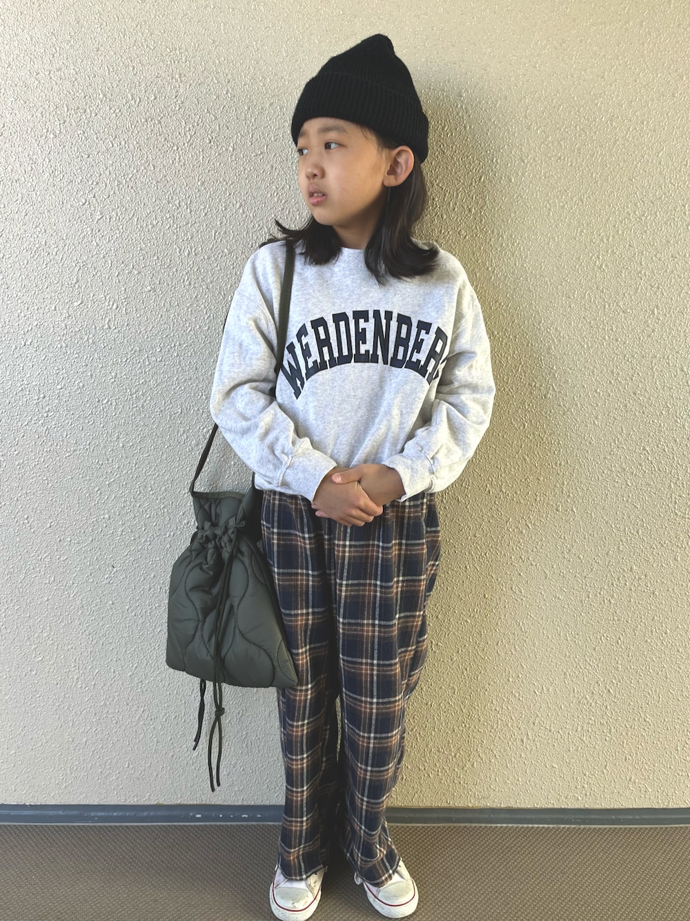 「カジュアルコーデ、ロゴスウェット、ニット帽、チェックパンツ、プチプラ、韓国子供服、コンバース、ショルダーバッグ、スウェット、冬コーデ、休日スタイル、シンプルコーデ」｜「yieldの【PixyPlanet】Kids Plane Acrylic Watch （キッズ/子供用） RCL-1970K（ニットキャップ/ビーニー、ブラック系）」を使った、kapoさん（キッズ・120cm）の冬コーディネートの1枚目の写真