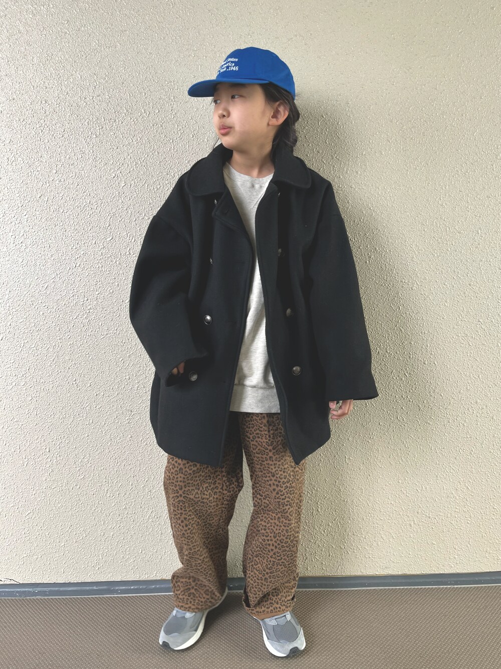 「キャップ、レオパード、スウェット、韓国子供服、ストリート、スニーカー、冬アウター、お出かけコーデ、スポーツミックス、休日スタイル、カジュアルコーデ、スニーカーコーデ」｜「monmimiのアイテム（スウェット、ホワイト系）」を使った、kapoさん（キッズ・120cm）の冬コーディネートの1枚目の写真