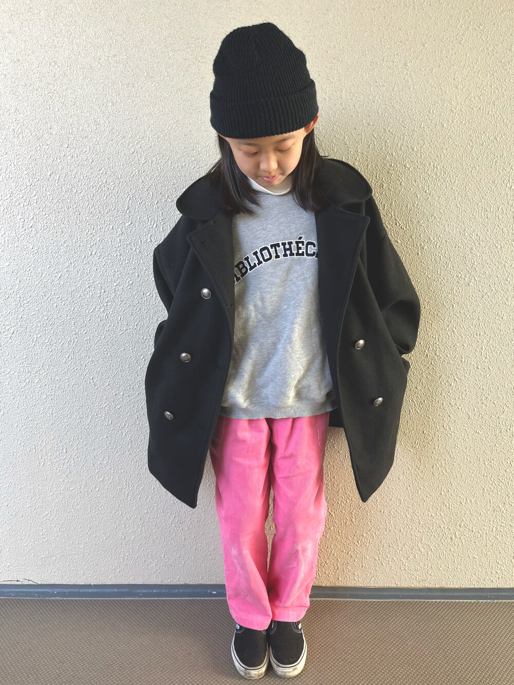 「冬コーデ、ニット帽、韓国子供服、スウェット、オーバーサイズ、ビッグシルエット、カラーパンツ、コーデュロイ、スリッポン、カジュアルコーデ、ピーコート、レイヤードスタイル、タートルネック、シンプルコーデ、休日スタイル」｜「yieldの【PixyPlanet】Kids Plane Acrylic Watch （キッズ/子供用） RCL-1970K（ニットキャップ/ビーニー、ブラック系）」を使った、kapoさん（キッズ・120cm）の冬コーディネートの1枚目の写真