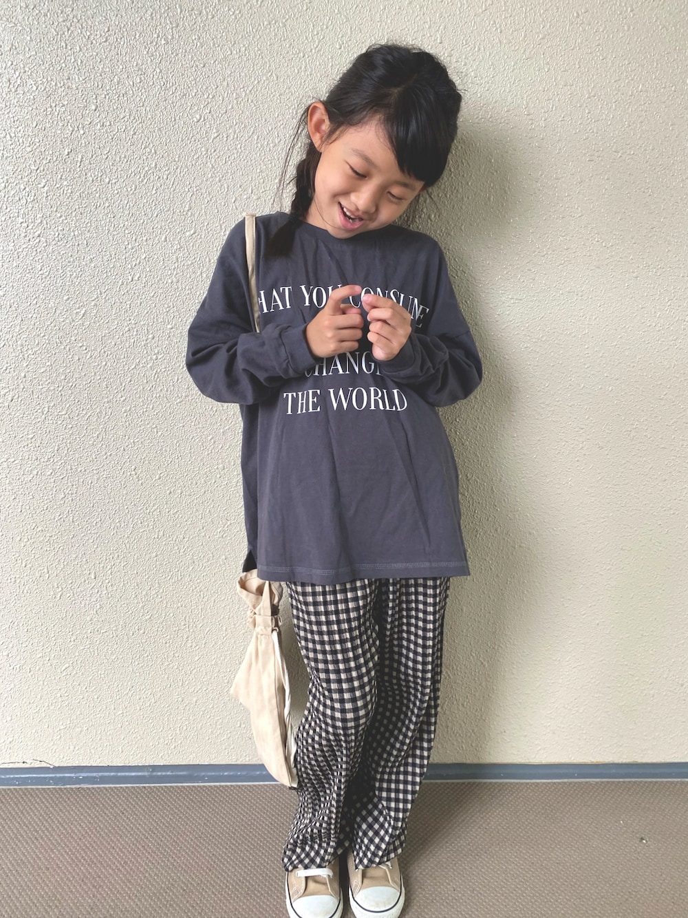 グレー系のTシャツ/カットソー、ベージュ系のその他パンツ、ベージュ系のショルダーバッグを着用したキッズの秋コーディネートの1枚目の写真
