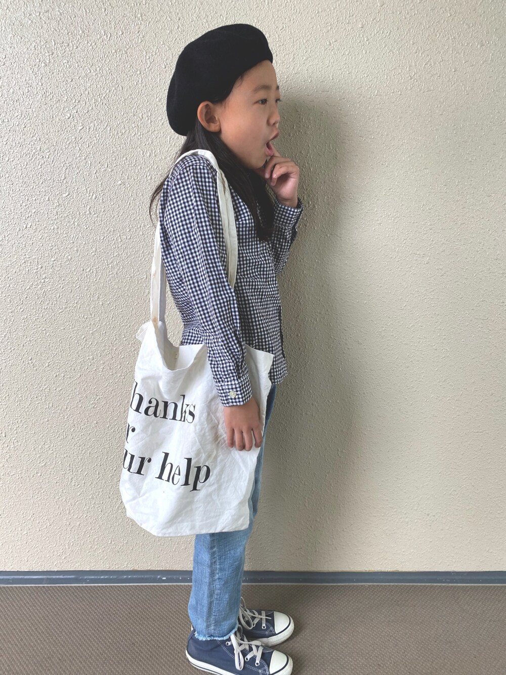 「チェック、コンバース、トートバッグ、チェックシャツ、ベレー帽、スニーカーコーデ、休日スタイル、デニムパンツ、ハイカットスニーカー、韓国子供服、シンプルコーデ、シャツスタイル、カジュアルコーデ、秋コーデ、秋服準備はじめました」｜「agnes b.のK134 E BERET　ベレー帽（ハンチング/ベレー帽、ブラック系）」を使った、kapoさん（キッズ・120cm）の秋コーディネートの1枚目の写真