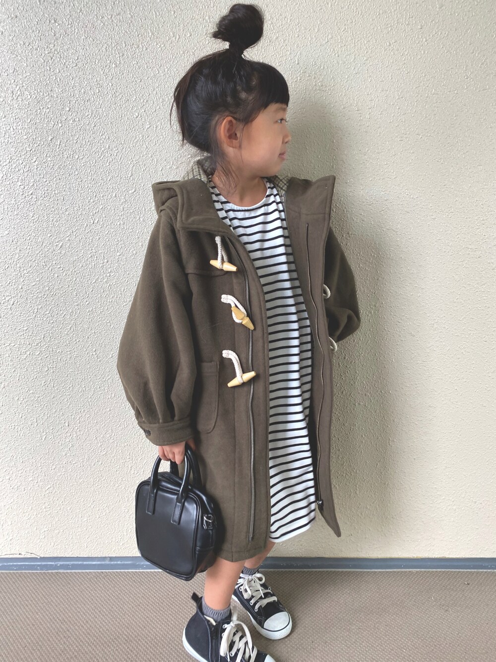 「スニーカー、コンバース、ワンピース、ビッグシルエット、ボーダー、ダッフルコート、LOWRYS FARM、ハイカットスニーカー、シンプルコーデ、カジュアルコーデ、秋冬コーデ、ボリューム袖、ゆるコーデ」｜「devirockのゆるっとボーダー長袖ワンピース（ワンピース、ブラック系）」を使った、kapoさん（キッズ・120cm）の秋コーディネートの1枚目の写真