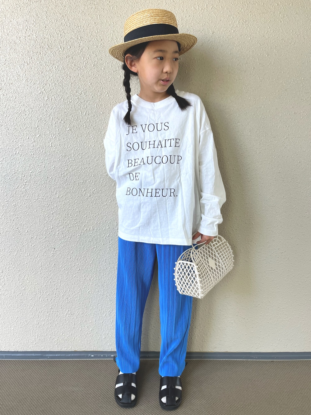 「休日スタイル、麦わら帽子、カンカン帽、ロンT、カラーパンツ、プリーツパンツ、ロゴT、サンダル、シンプルコーデ、ビタミンカラー、春夏コーデ、カジュアルコーデ、グルカサンダル、オーバーサイズ」｜「yieldの【PixyPlanet】Kids Straw Kankan（キッズ/子供用） KCX-H90977（ハット、ブラック系）」を使った、kapoさん（キッズ・120cm）の春コーディネートの1枚目の写真