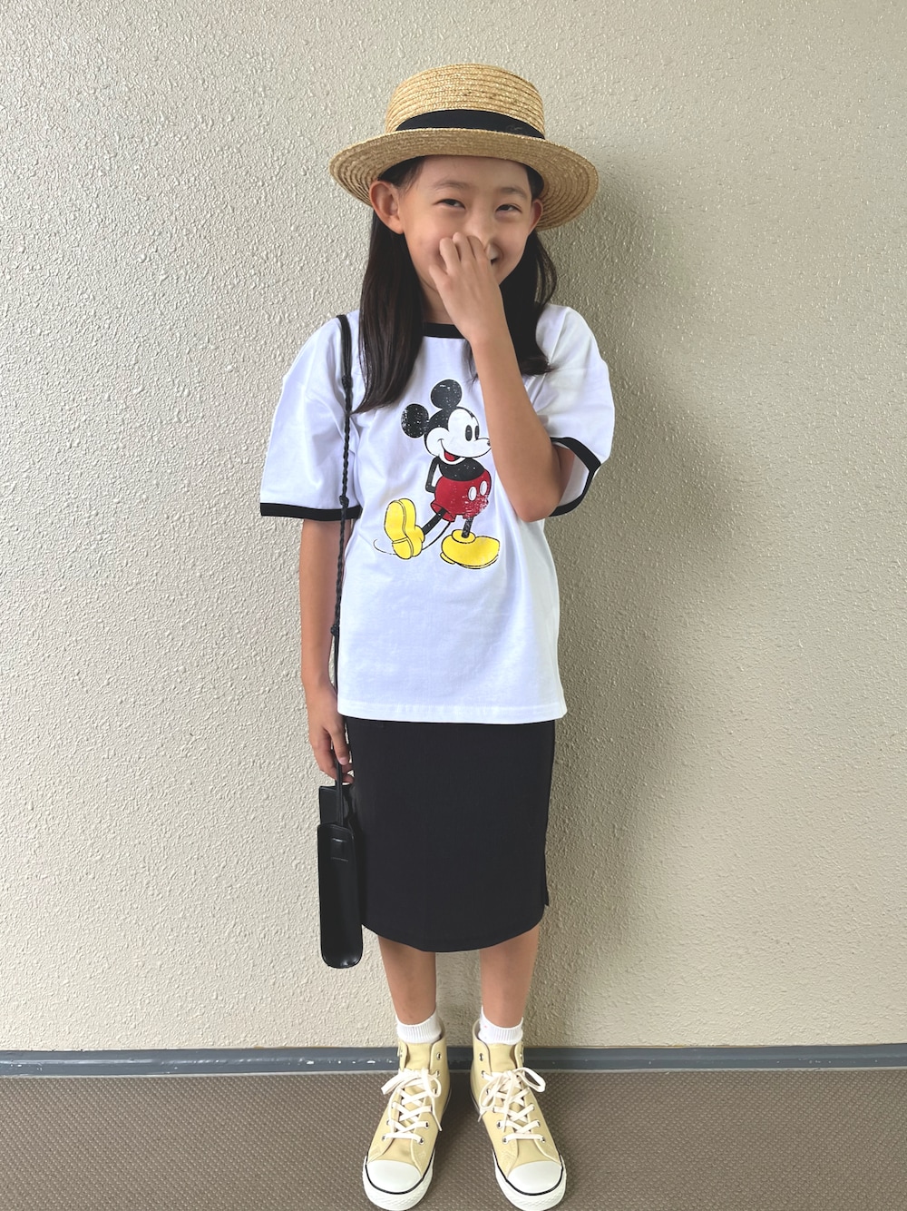 「カジュアルコーデ、休日スタイル、白Tシャツ、麦わら帽子、夏コーデ、スカート、ハイカットスニーカー、コンバース、ショルダーバッグ、プチプラ、モノトーン、シンプルコーデ、ビッグシルエット、アメカジ、ミッキーT」｜「yieldの【PixyPlanet】Kids Straw Kankan（キッズ/子供用） KCX-H90977（ハット、ブラック系）」を使った、kapoさん（キッズ・120cm）の夏コーディネートの1枚目の写真