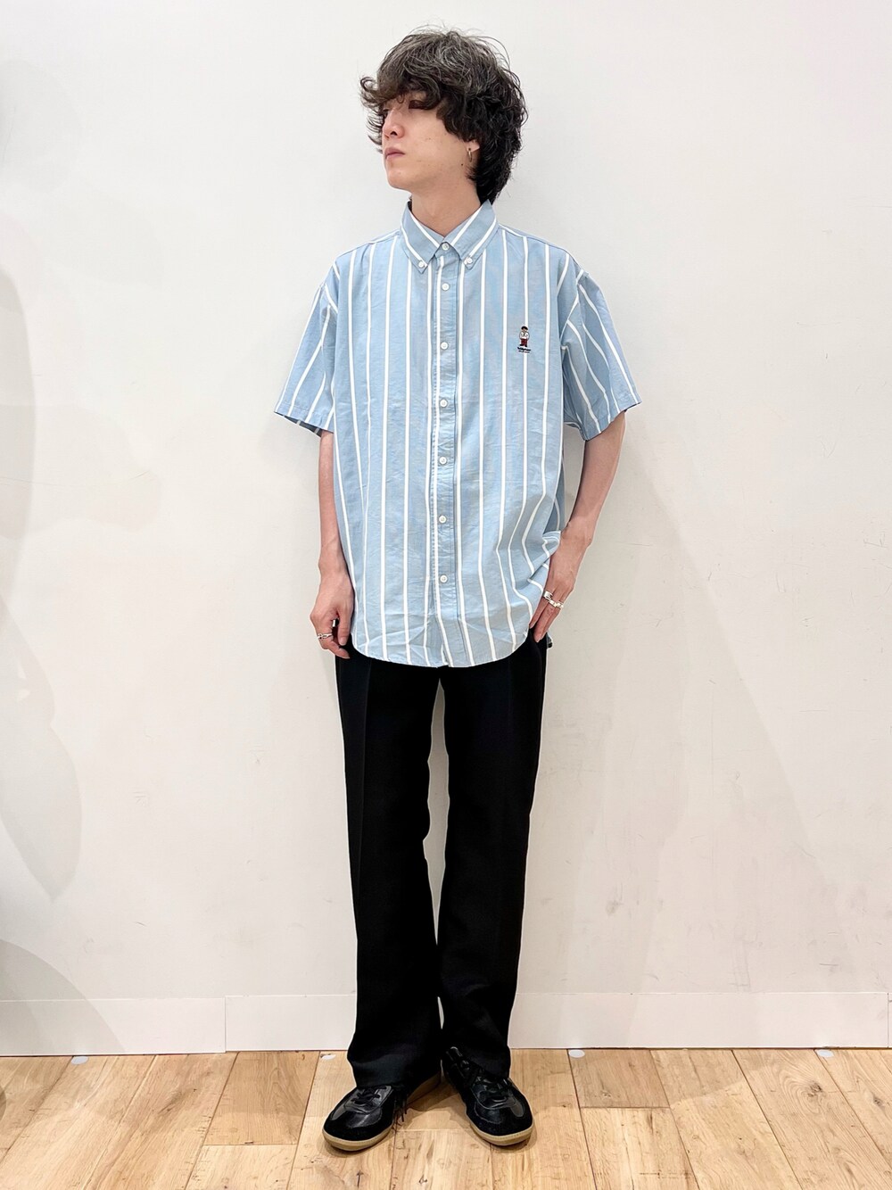 ブルー系のシャツ/ブラウス、ブラック系のスラックス、ブラック系のスニーカーを着用したメンズの夏コーディネートの1枚目の写真