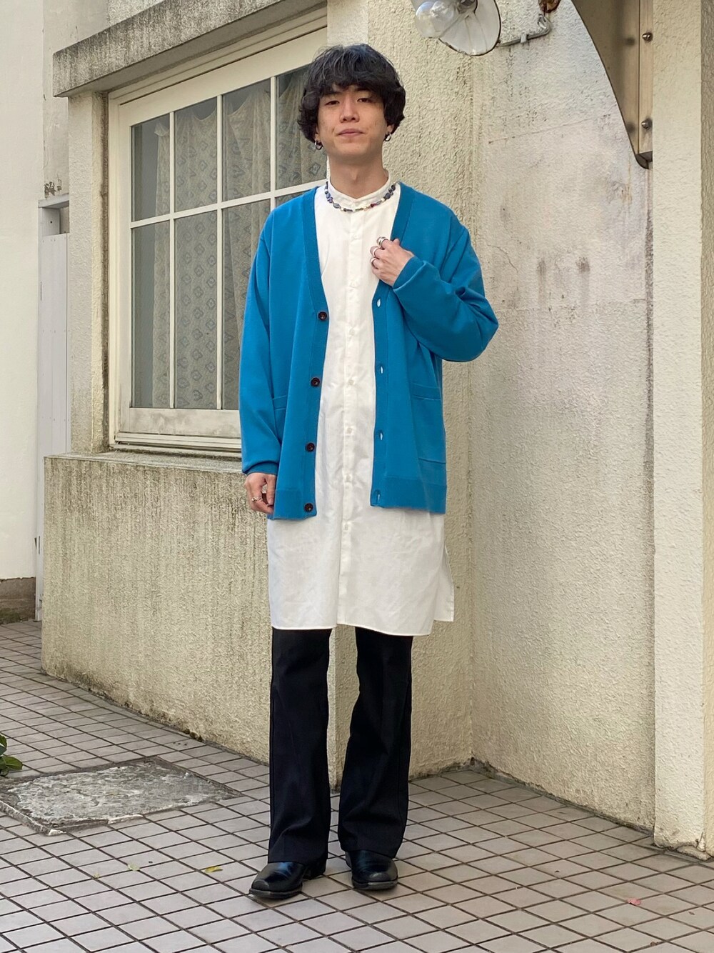 ブルー系のカーディガン/ボレロ、ホワイト系のシャツ/ブラウス、ブラック系のスラックスを着用したメンズの春コーディネートの1枚目の写真